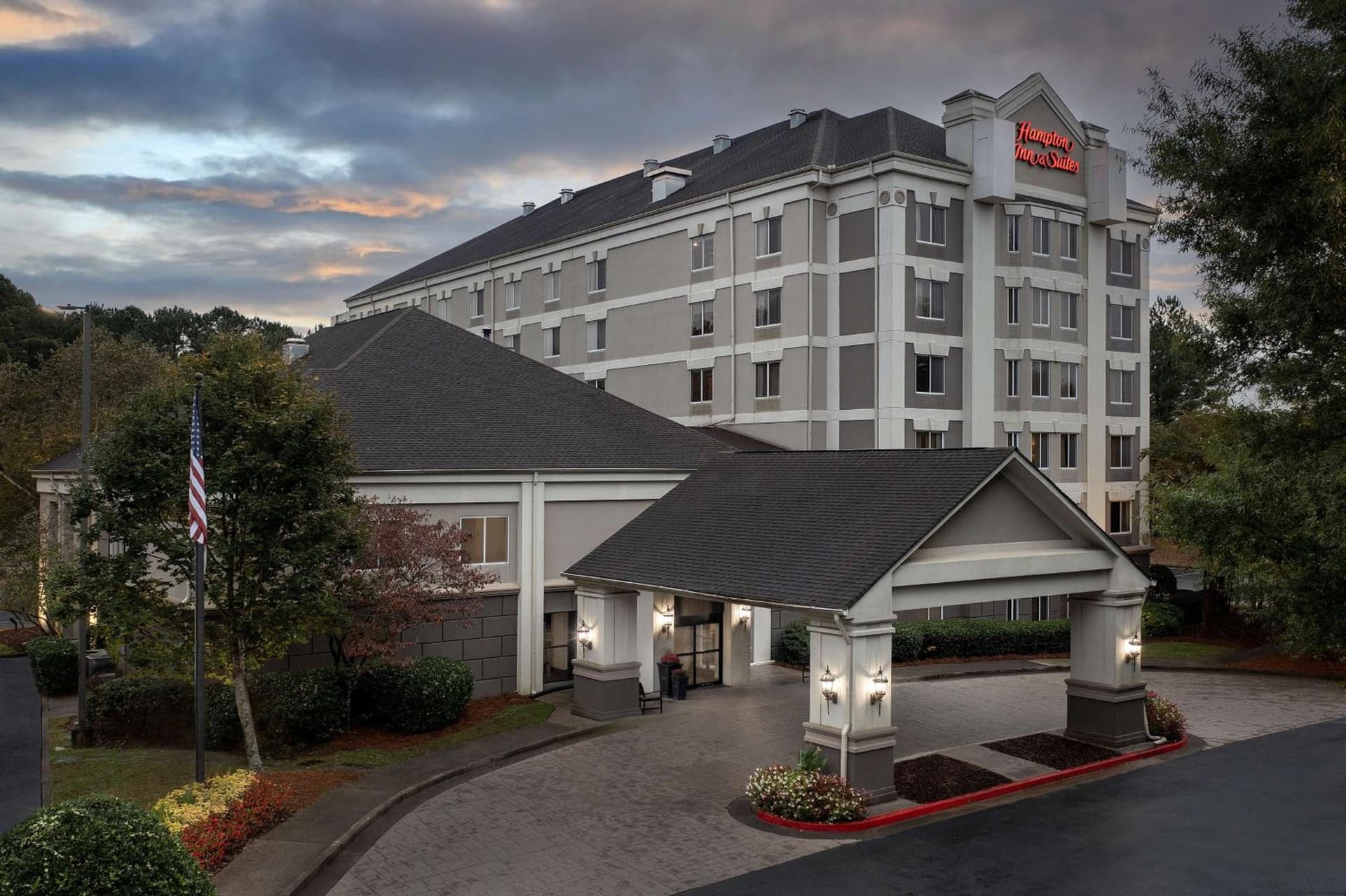Hampton Inn & Suites Alpharetta-Windward interior in Alpharetta, GA — gallery photo 2