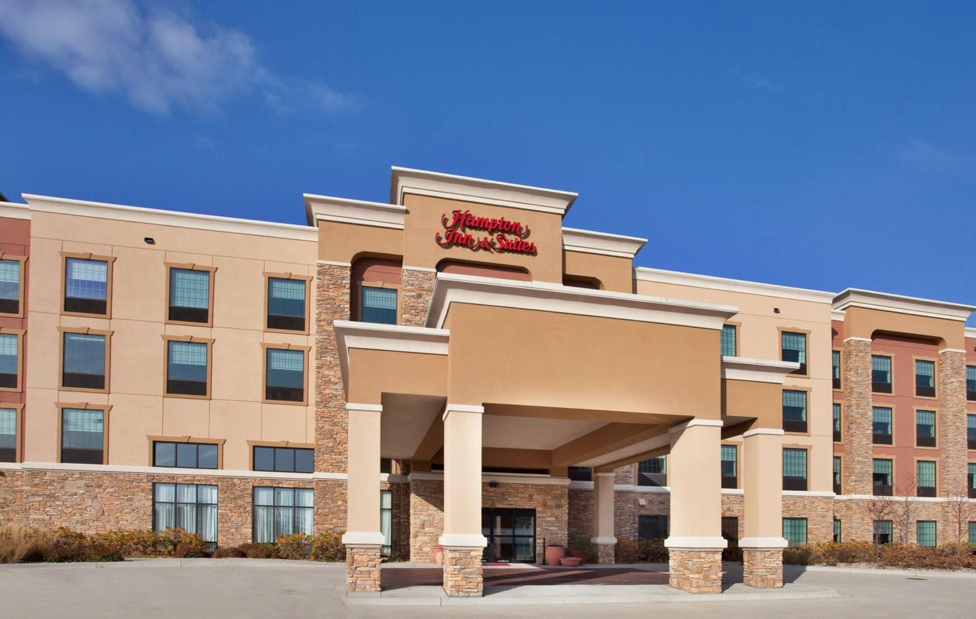 Hampton Inn and Suites St. Cloud interior in Saint Cloud, MN — gallery photo 2