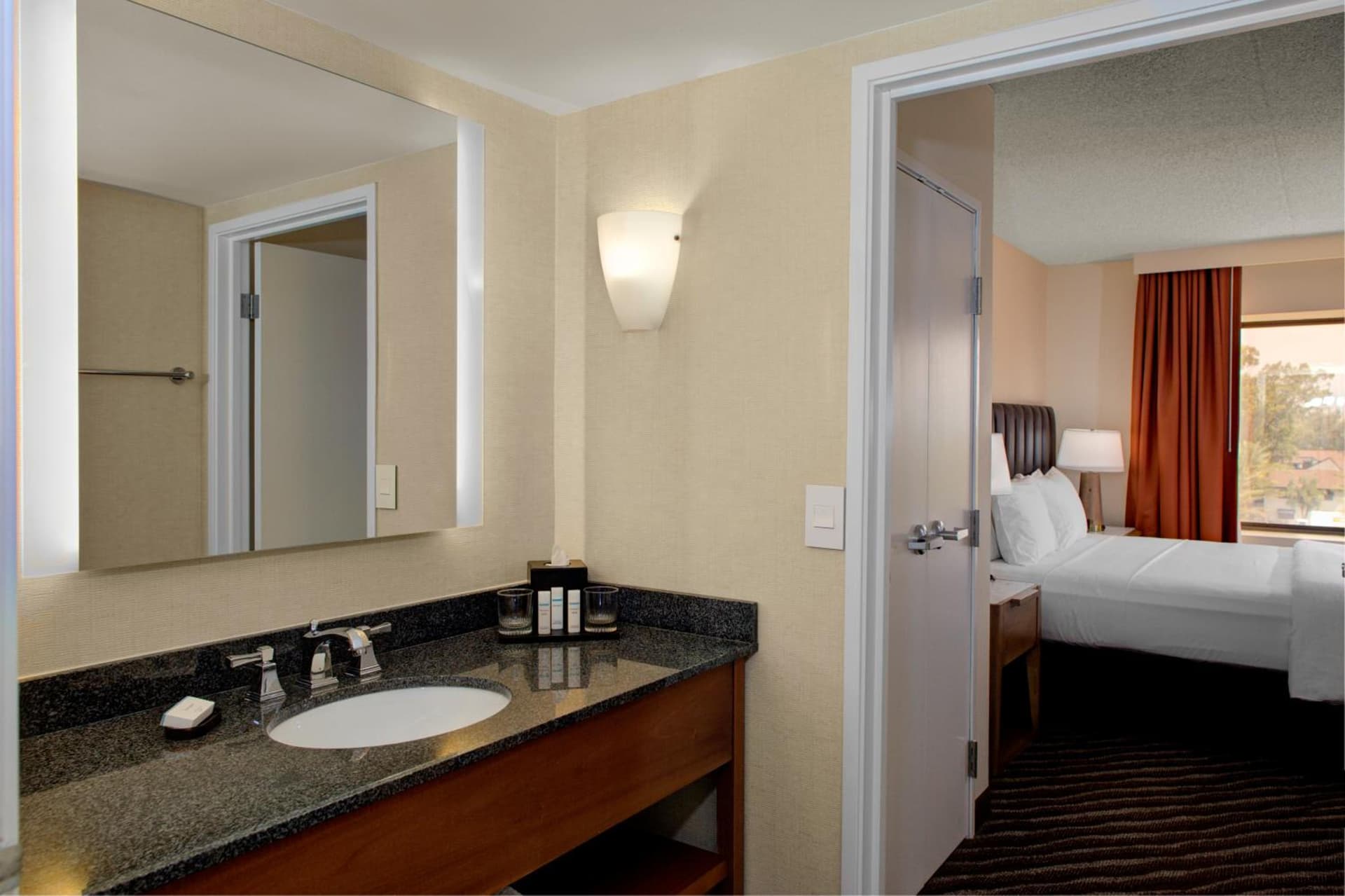 Embassy Suites by Hilton Phoenix Scottsdale gallery photo in Phoenix, AZ — image 30