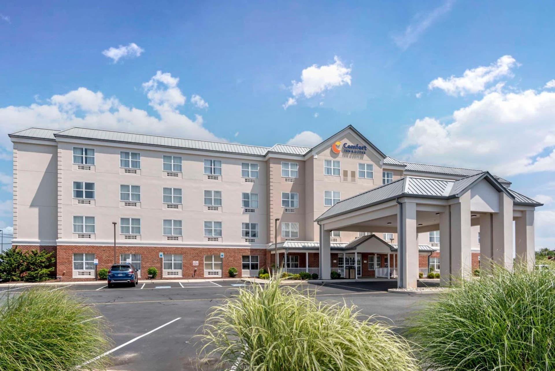 Comfort Inn & Suites Dover near Speedway interior in Dover, DE — gallery photo 2