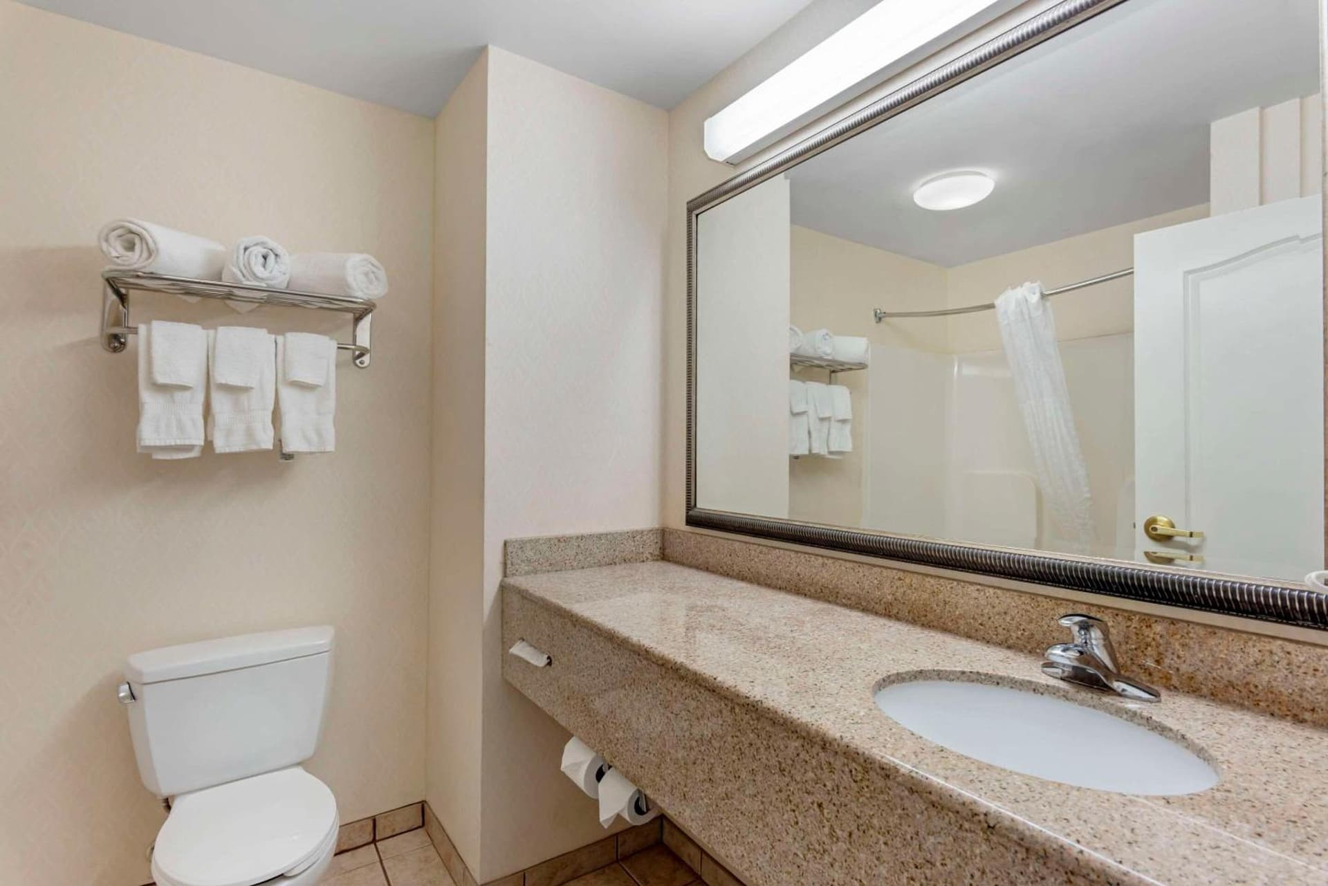 Comfort Inn & Suites Dover near Speedway gallery photo in Dover, DE — image 9