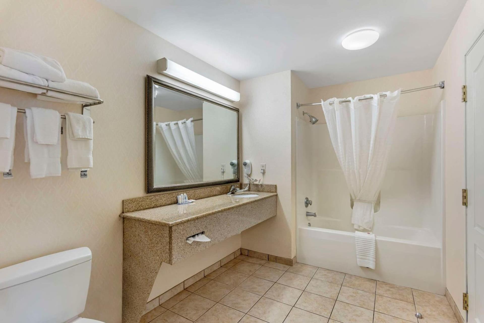 Comfort Inn & Suites Dover near Speedway gallery photo in Dover, DE — image 23