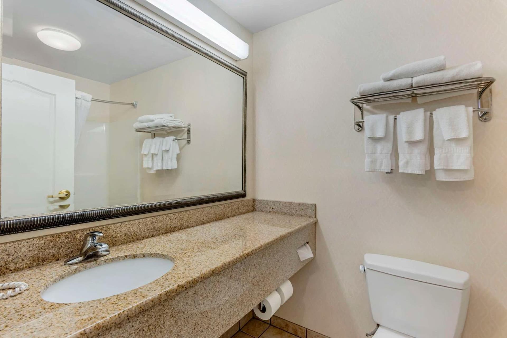 Comfort Inn & Suites Dover near Speedway gallery photo in Dover, DE — image 27