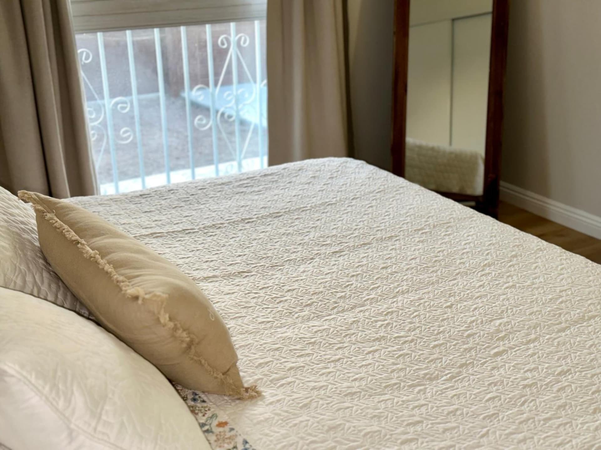 King Suite near SpaceX, SoFI, LAX and Sout Bay Beaches interior in Gardena, CA — gallery photo 2