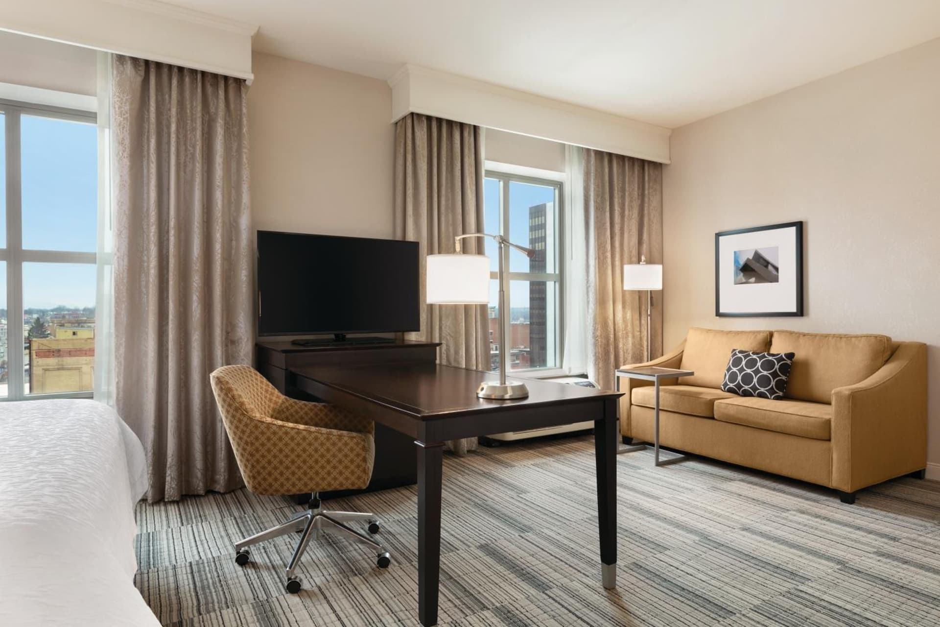 Hampton Inn & Suites - Roanoke-Downtown, VA interior in Roanoke, VA — gallery photo 2