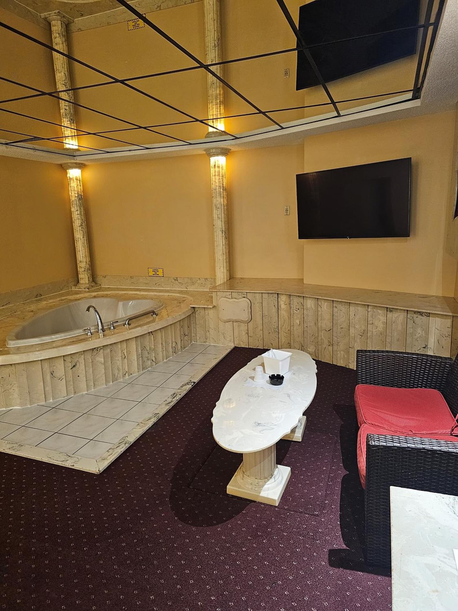 Loop Inn Motel interior in Avenel, NJ — gallery photo 2