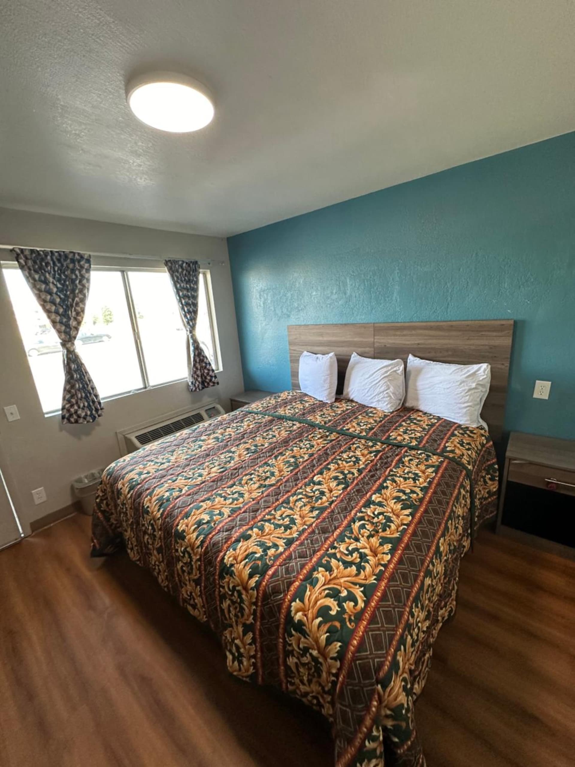 Super 7 inn property views in Joplin, MO — gallery photo 3