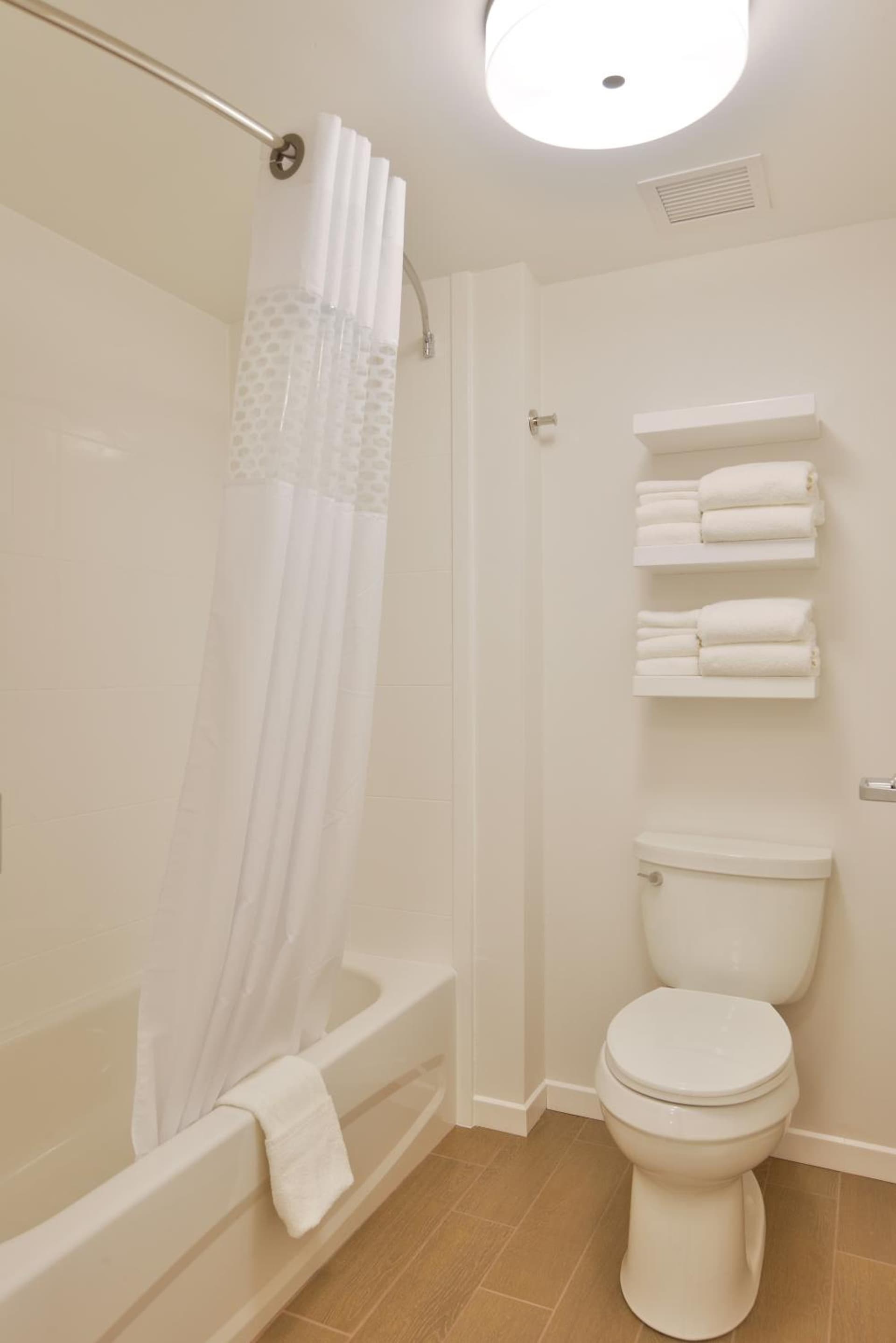 Hampton Inn & Suites Chippewa Falls gallery photo in Chippewa Falls, WI — image 10