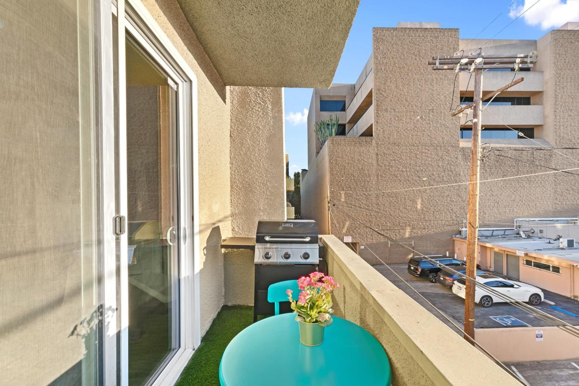 Beverly Hills Chic 2 bed 2bath with Patio and Parking 309 interior in Los Angeles, CA — gallery photo 2
