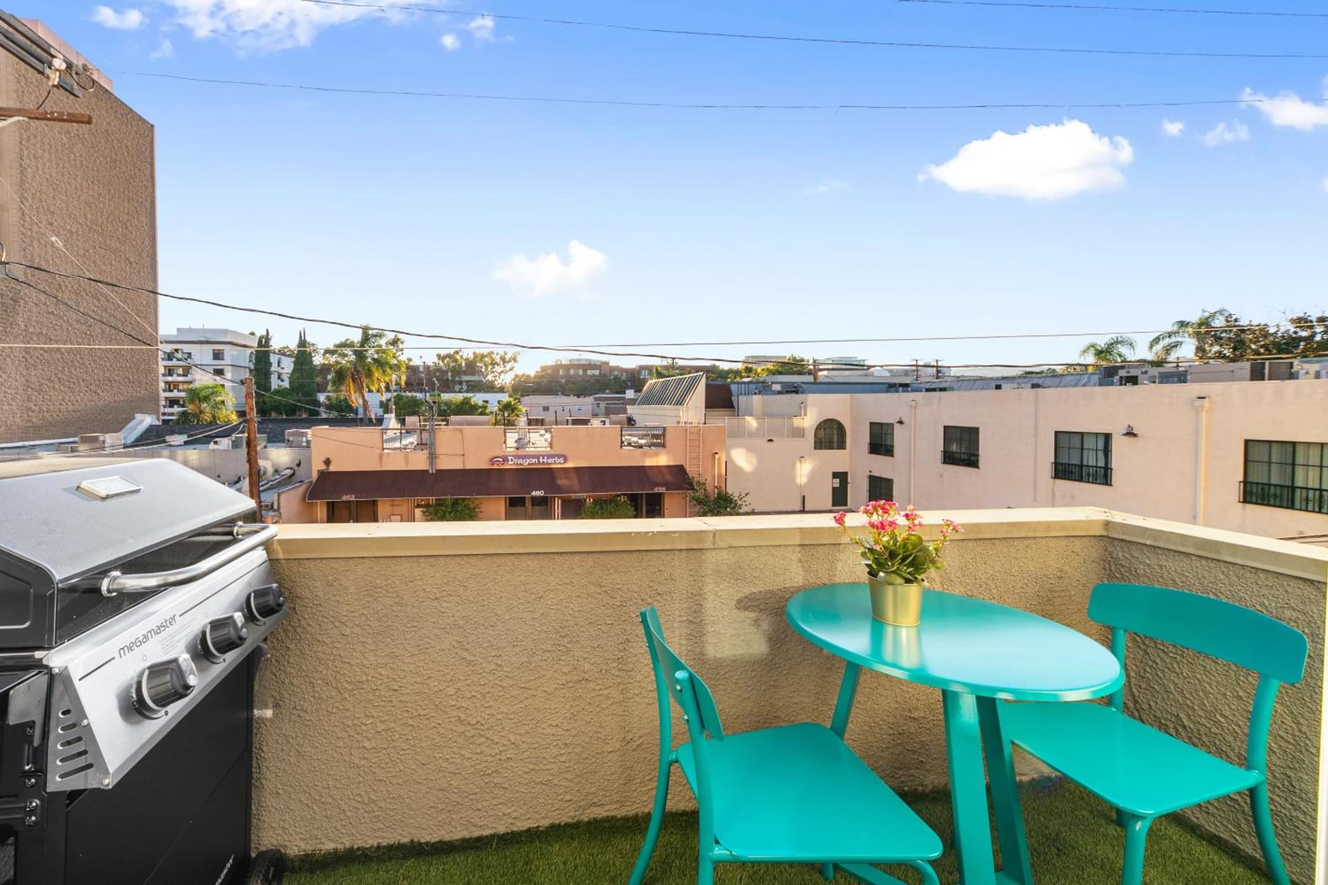 Beverly Hills Chic 2 bed 2bath with Patio and Parking 309 property views in Los Angeles, CA — gallery photo 3