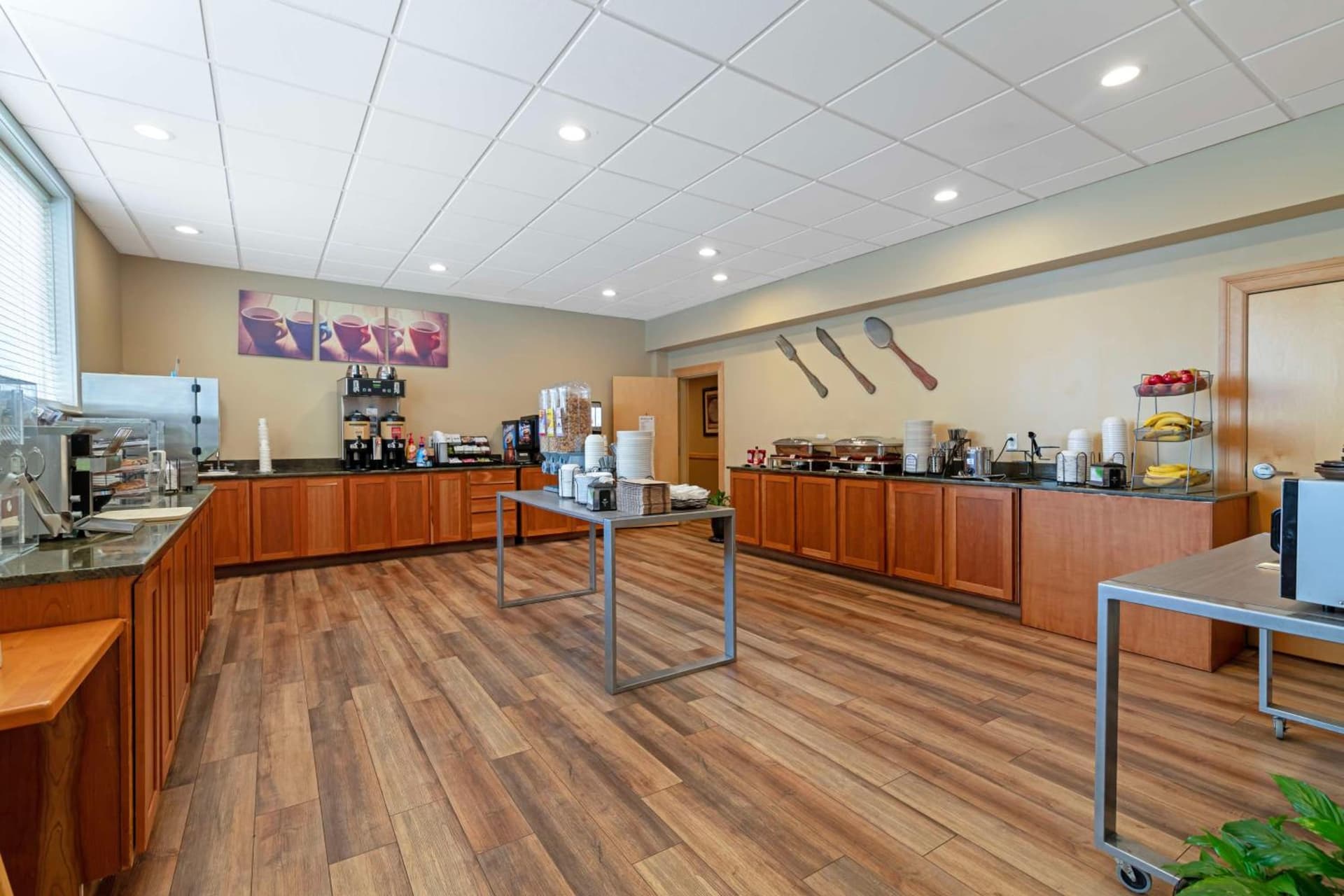 Best Western Plus Windjammer Inn & Conference Center interior in Burlington, VT — gallery photo 2