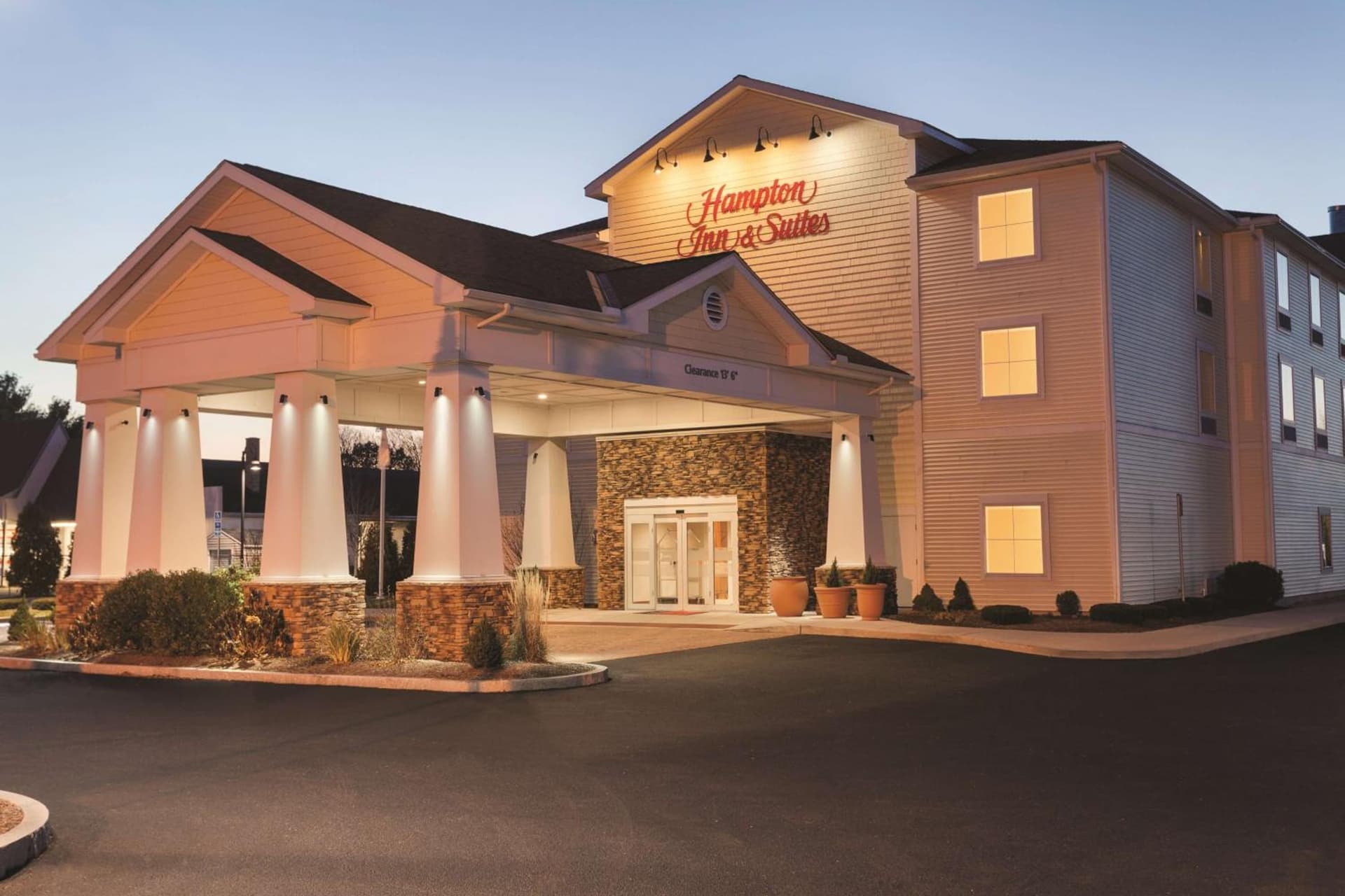 Hampton Inn & Suites Mystic interior in Mystic, CT — gallery photo 2