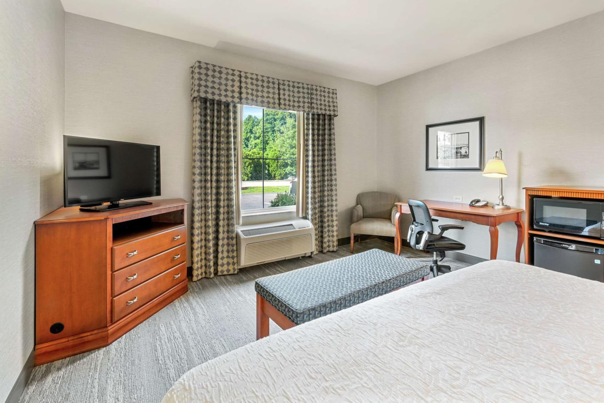 Hampton Inn & Suites Mystic interior in Mystic, CT — gallery photo 2