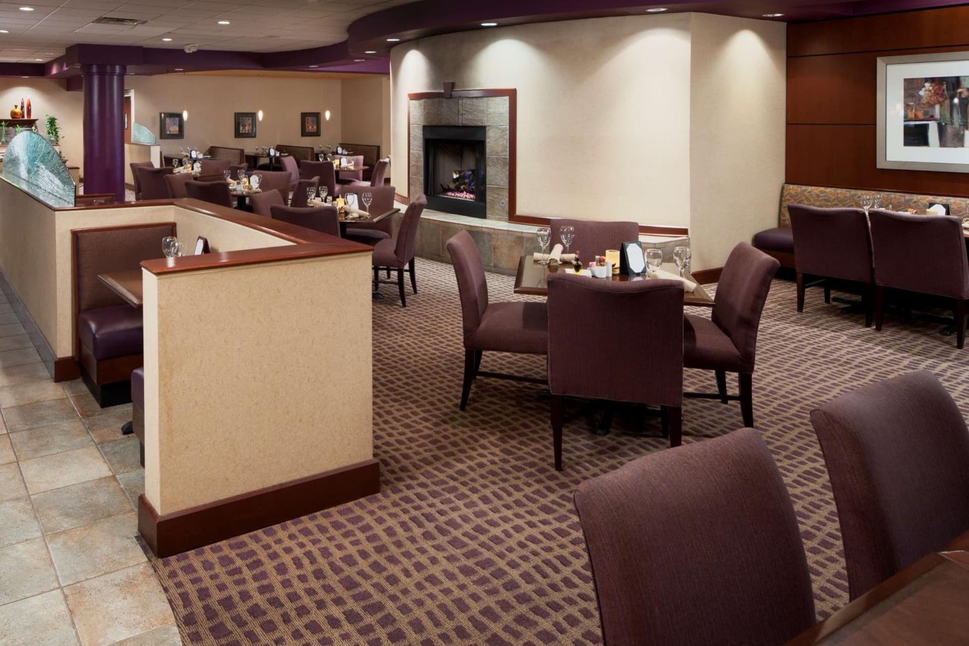 DoubleTree Suites by Hilton Hotel Cincinnati - Blue Ash gallery photo in Sharonville, OH — image 4