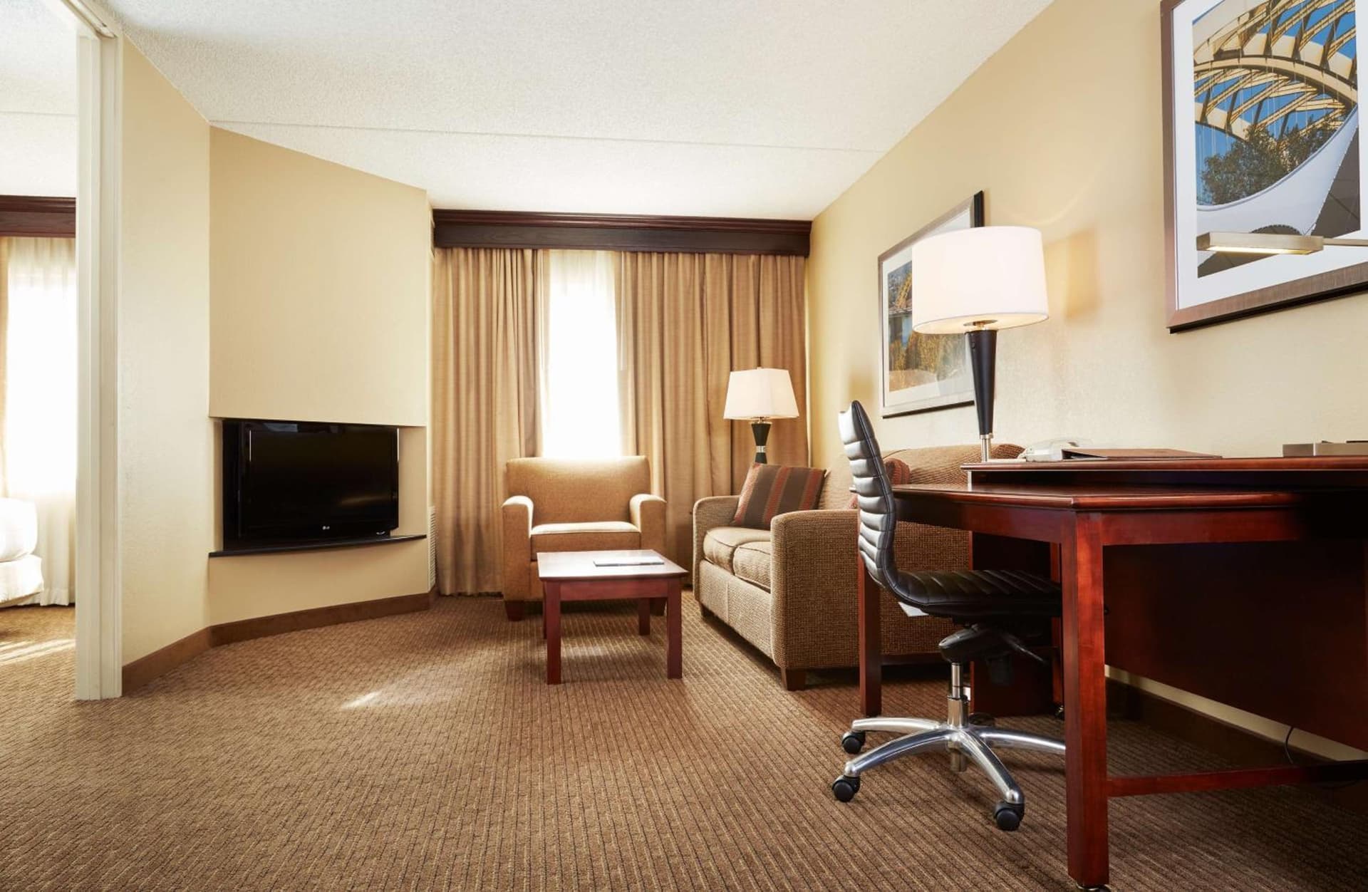 DoubleTree Suites by Hilton Hotel Cincinnati - Blue Ash gallery photo in Sharonville, OH — image 19