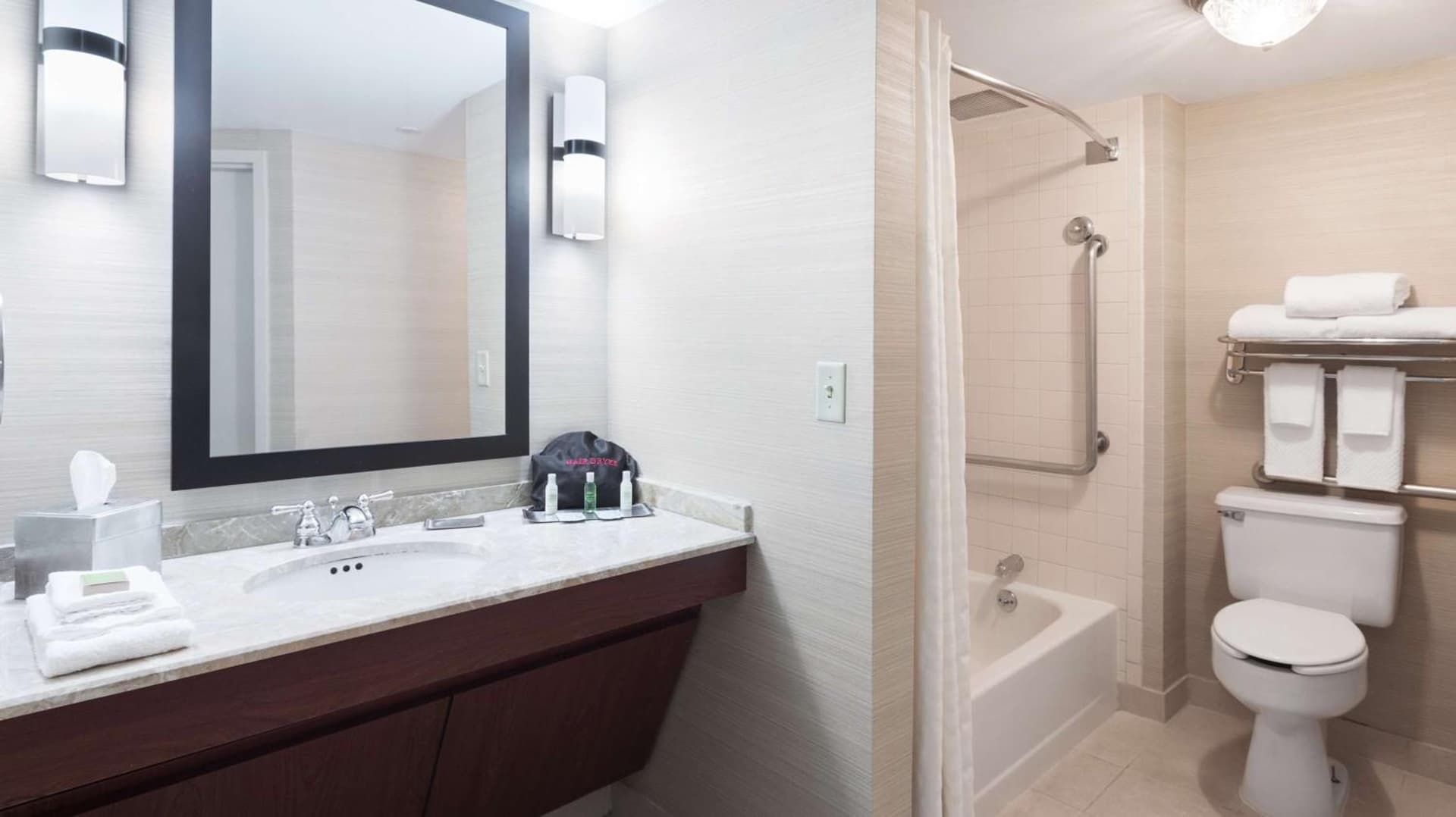DoubleTree Suites by Hilton Hotel Cincinnati - Blue Ash gallery photo in Sharonville, OH — image 26