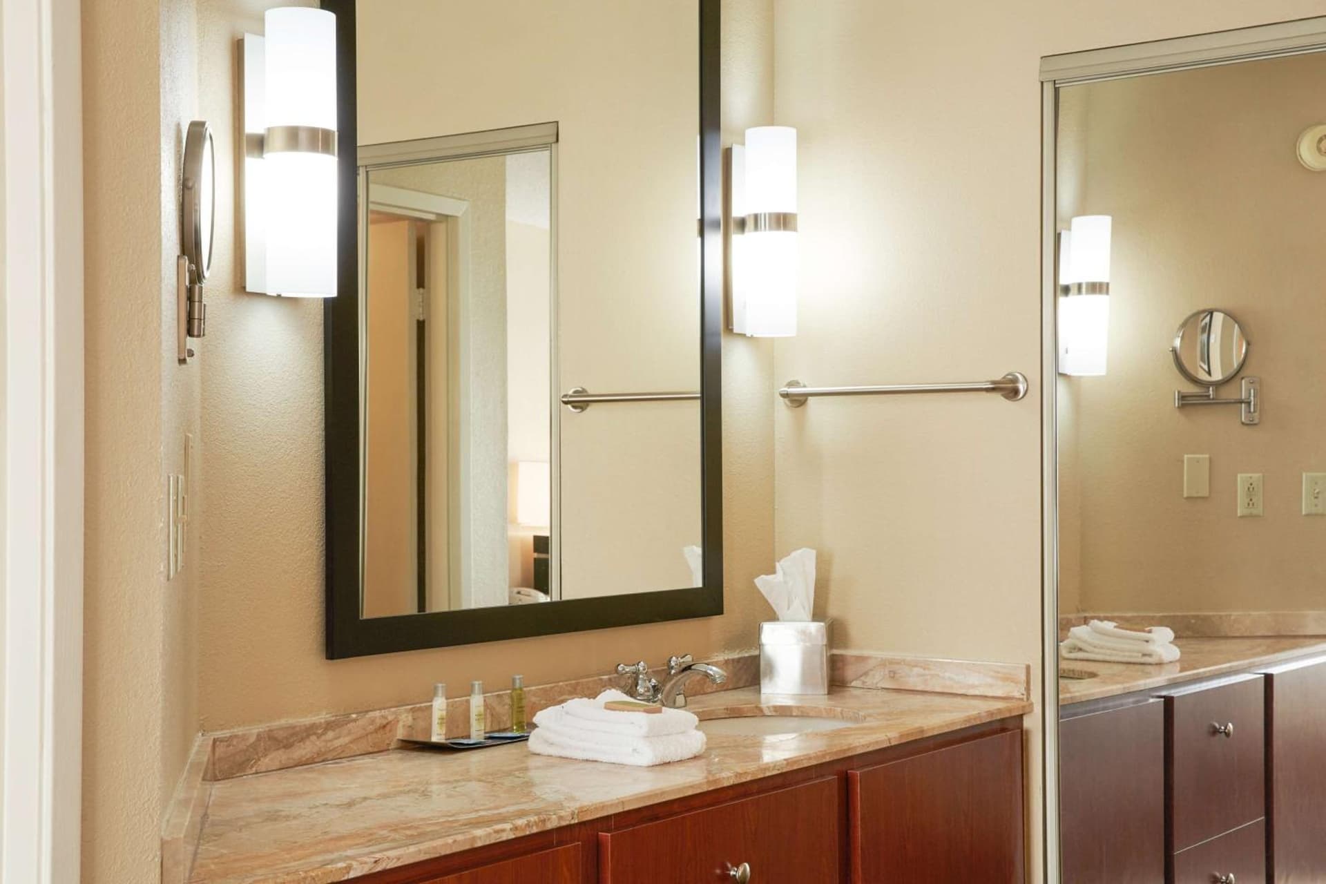 DoubleTree Suites by Hilton Hotel Cincinnati - Blue Ash gallery photo in Sharonville, OH — image 16