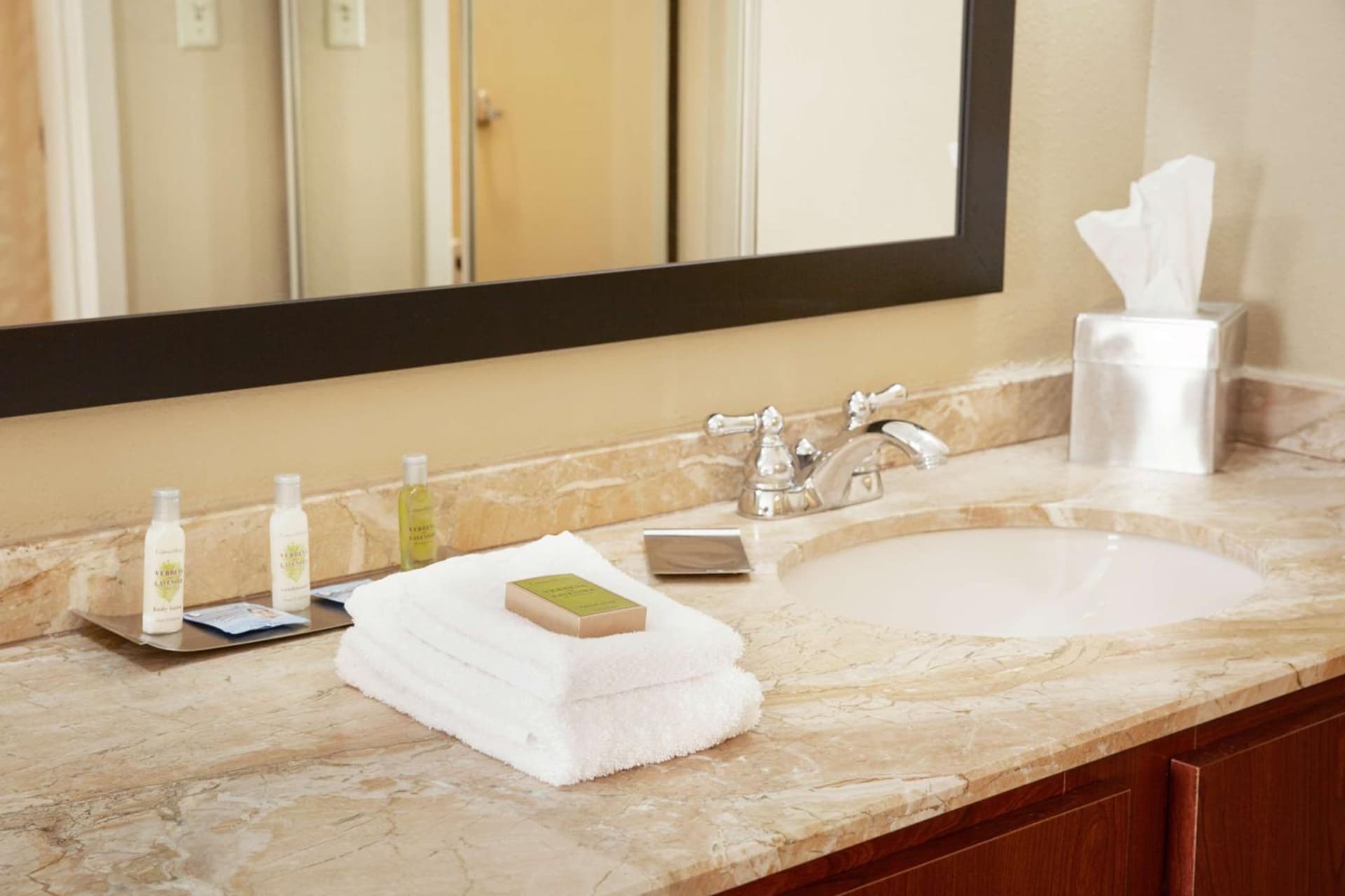 DoubleTree Suites by Hilton Hotel Cincinnati - Blue Ash gallery photo in Sharonville, OH — image 10