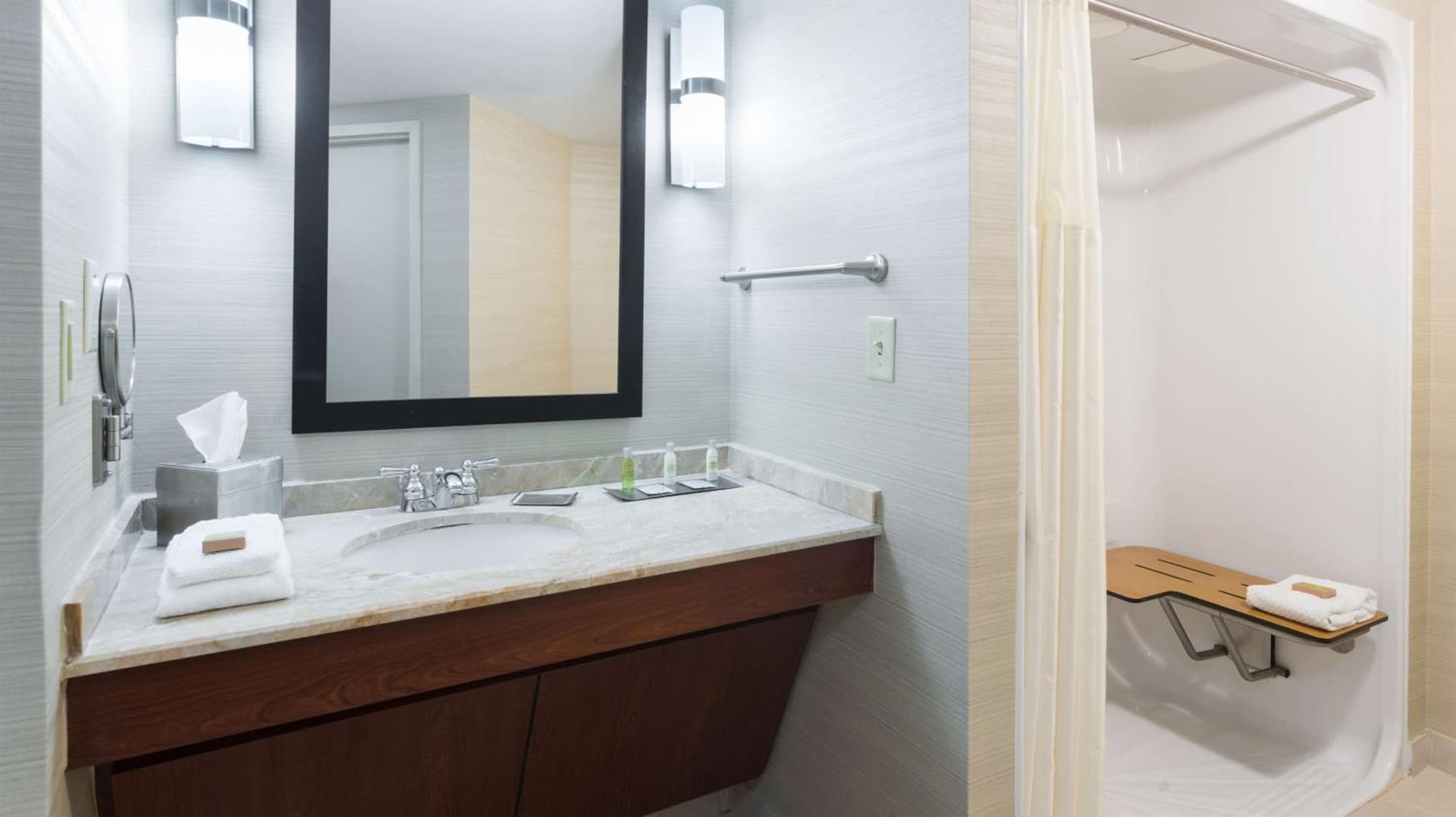 DoubleTree Suites by Hilton Hotel Cincinnati - Blue Ash gallery photo in Sharonville, OH — image 27