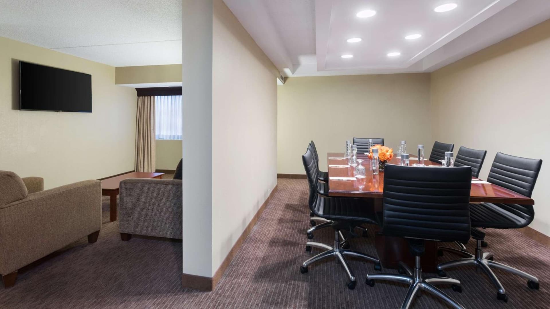 DoubleTree Suites by Hilton Hotel Cincinnati - Blue Ash gallery photo in Sharonville, OH — image 32