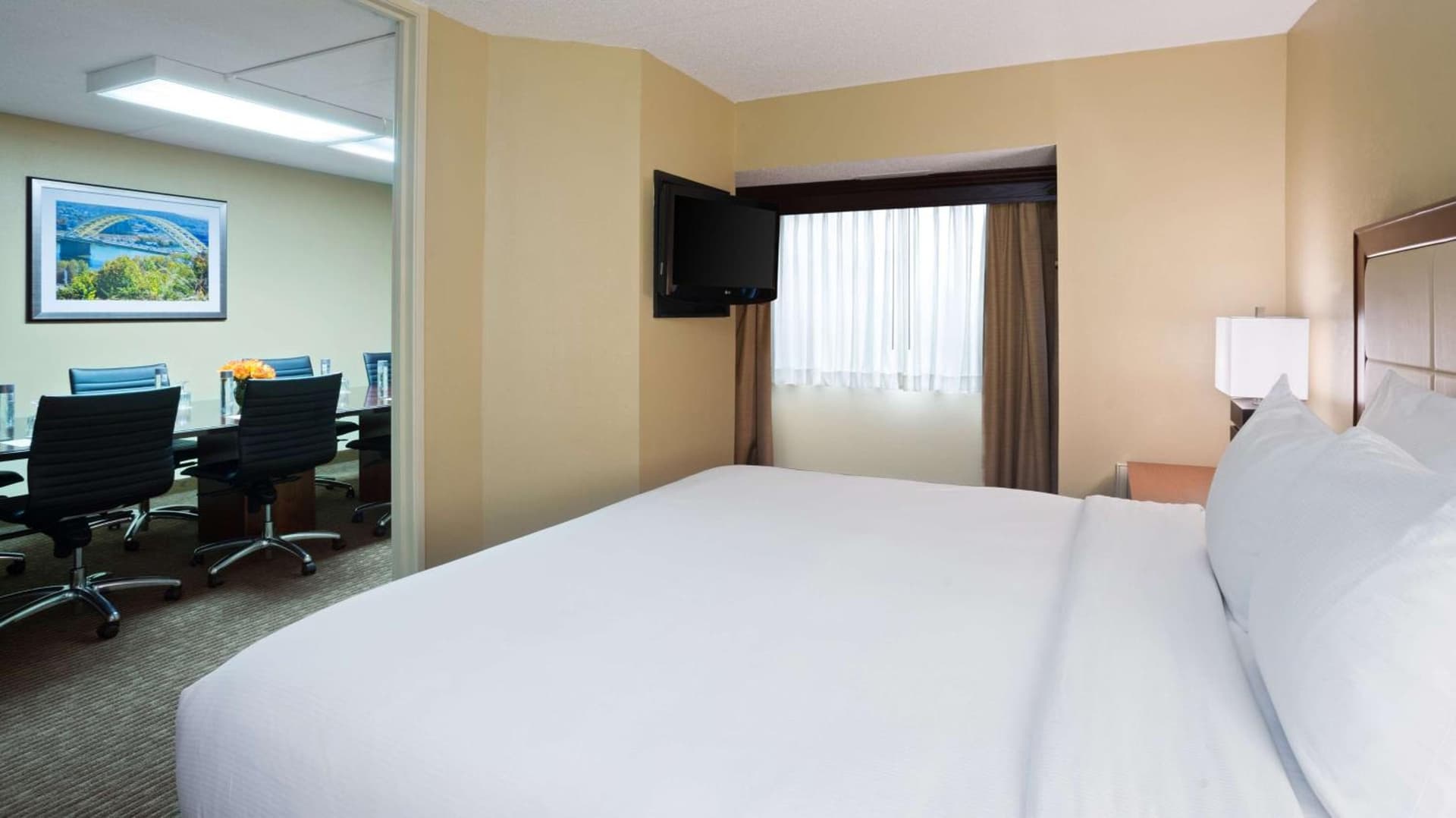 DoubleTree Suites by Hilton Hotel Cincinnati - Blue Ash gallery photo in Sharonville, OH — image 7