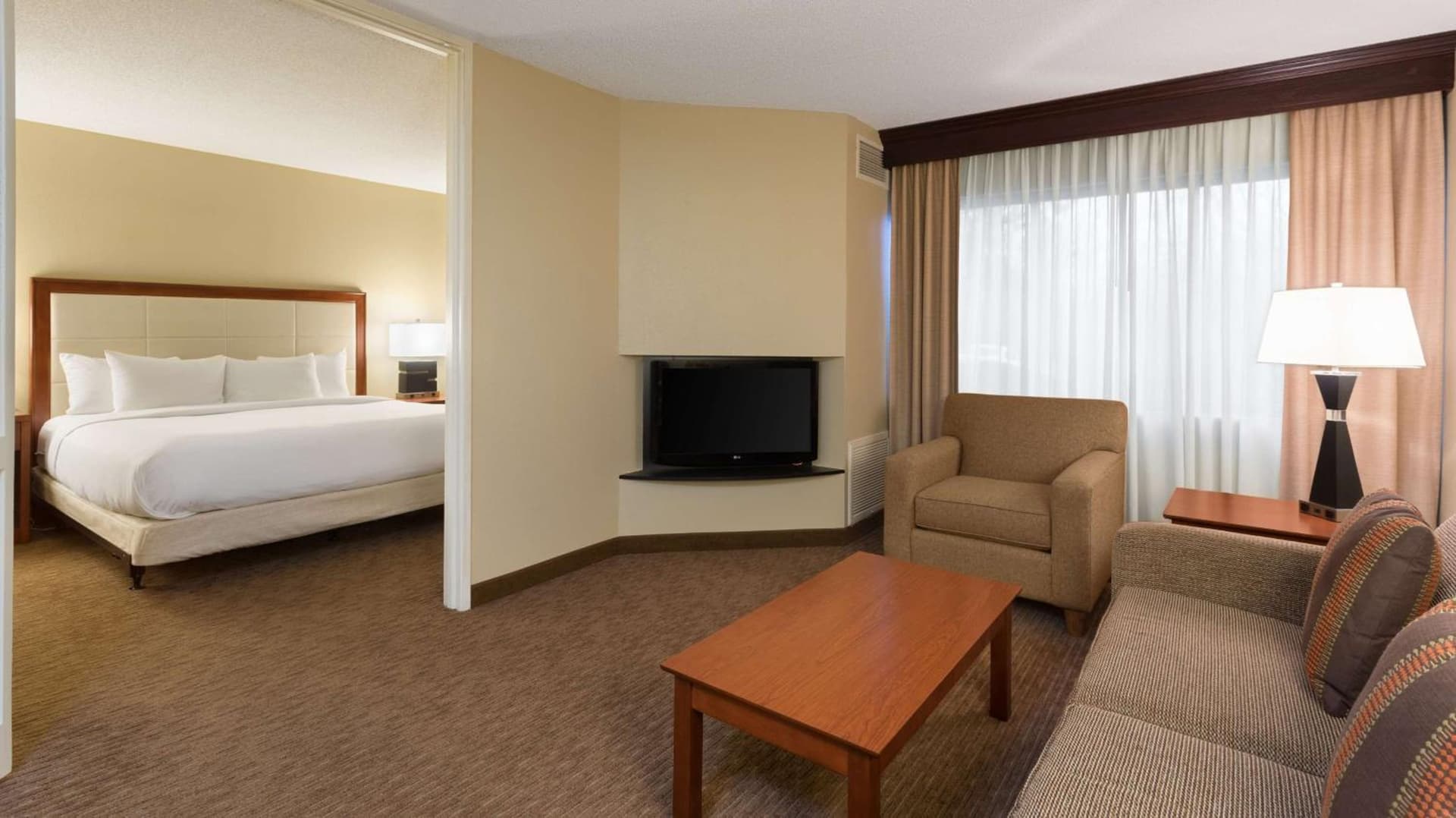 DoubleTree Suites by Hilton Hotel Cincinnati - Blue Ash gallery photo in Sharonville, OH — image 15