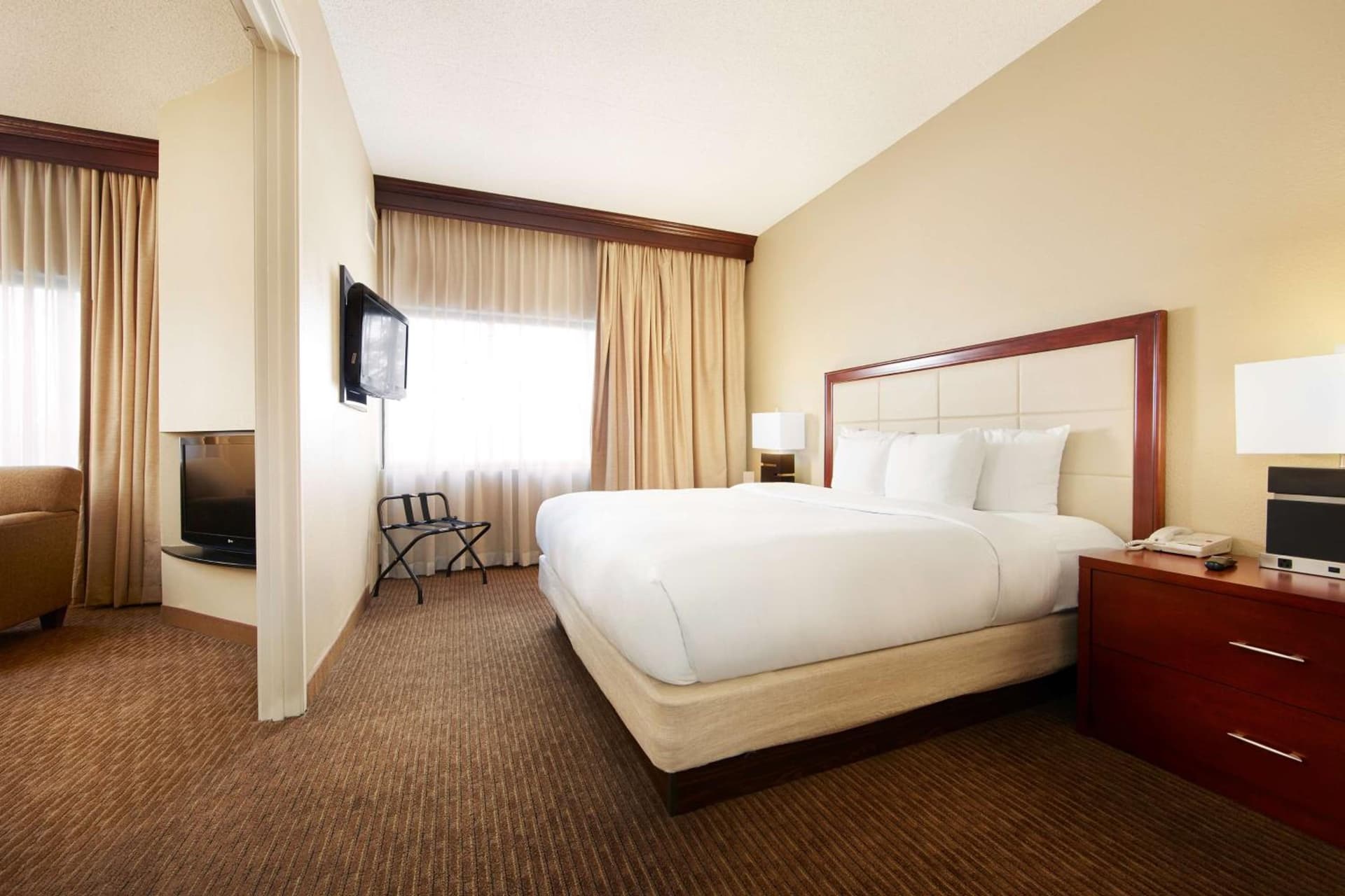 DoubleTree Suites by Hilton Hotel Cincinnati - Blue Ash gallery photo in Sharonville, OH — image 6