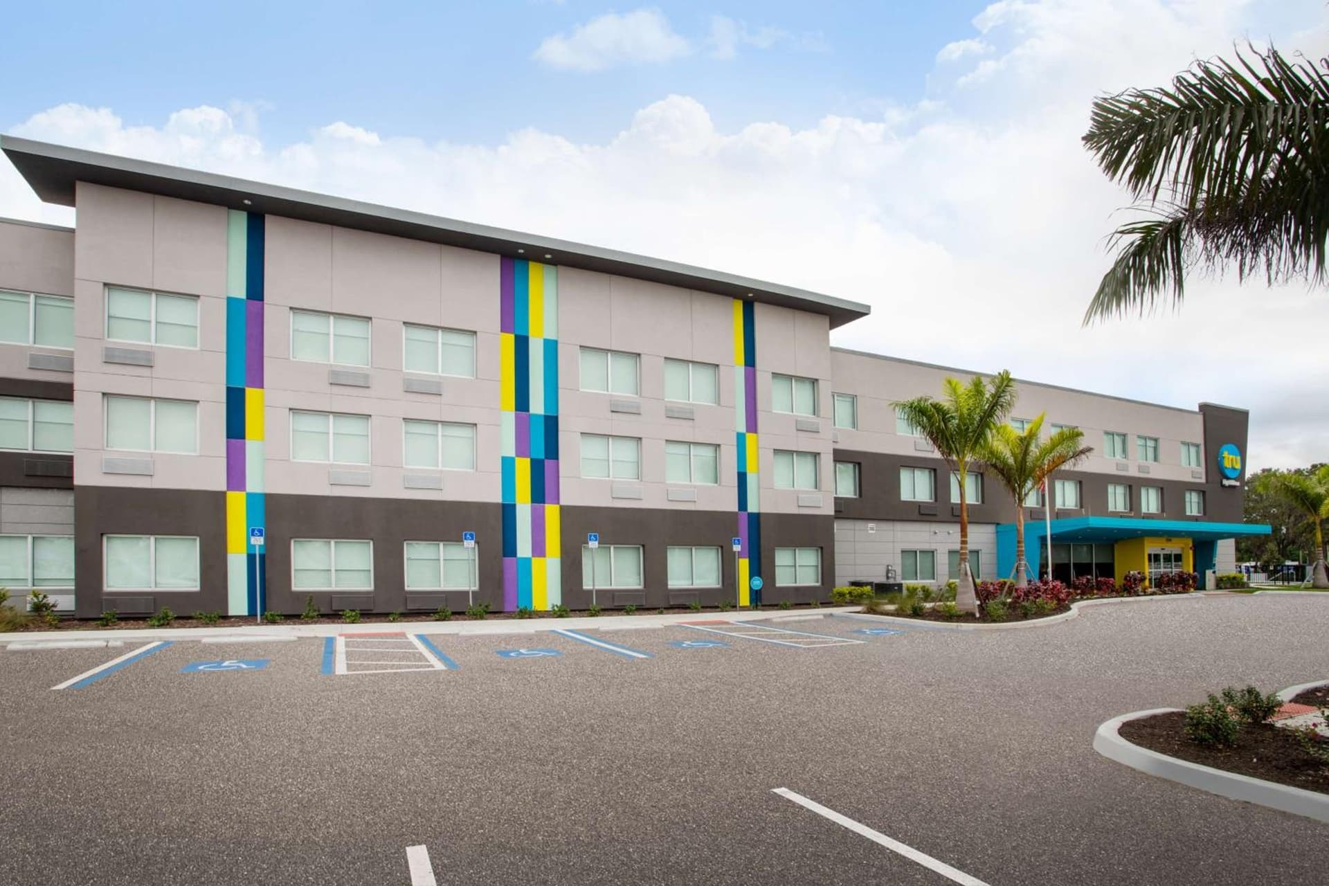 Tru By Hilton Bradenton I-75, FL interior in Bradenton, FL — gallery photo 2