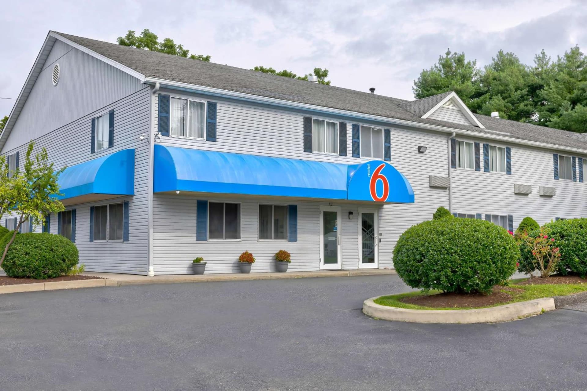 Motel 6 Bethel, CT - Danbury featured exterior or lobby in Bethel — similar hotel
