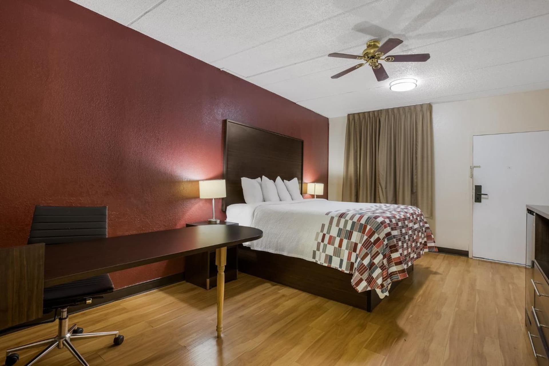 Red Roof Inn & Suites Statesboro - University interior in Statesboro, GA — gallery photo 2