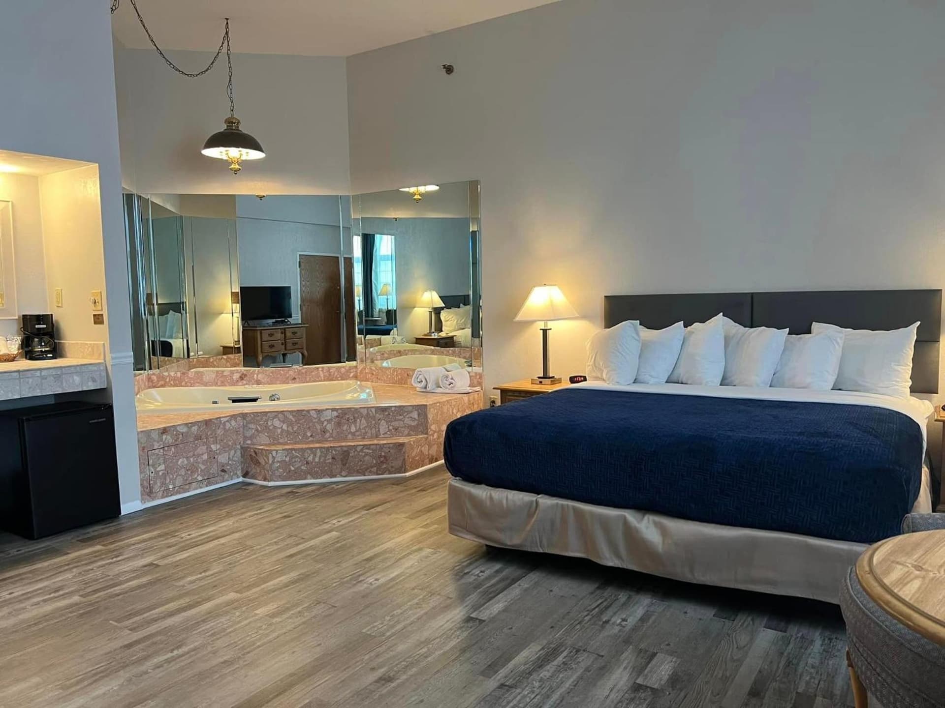 Riveredge Resort Hotel interior in Alexandria Bay, NY — gallery photo 2