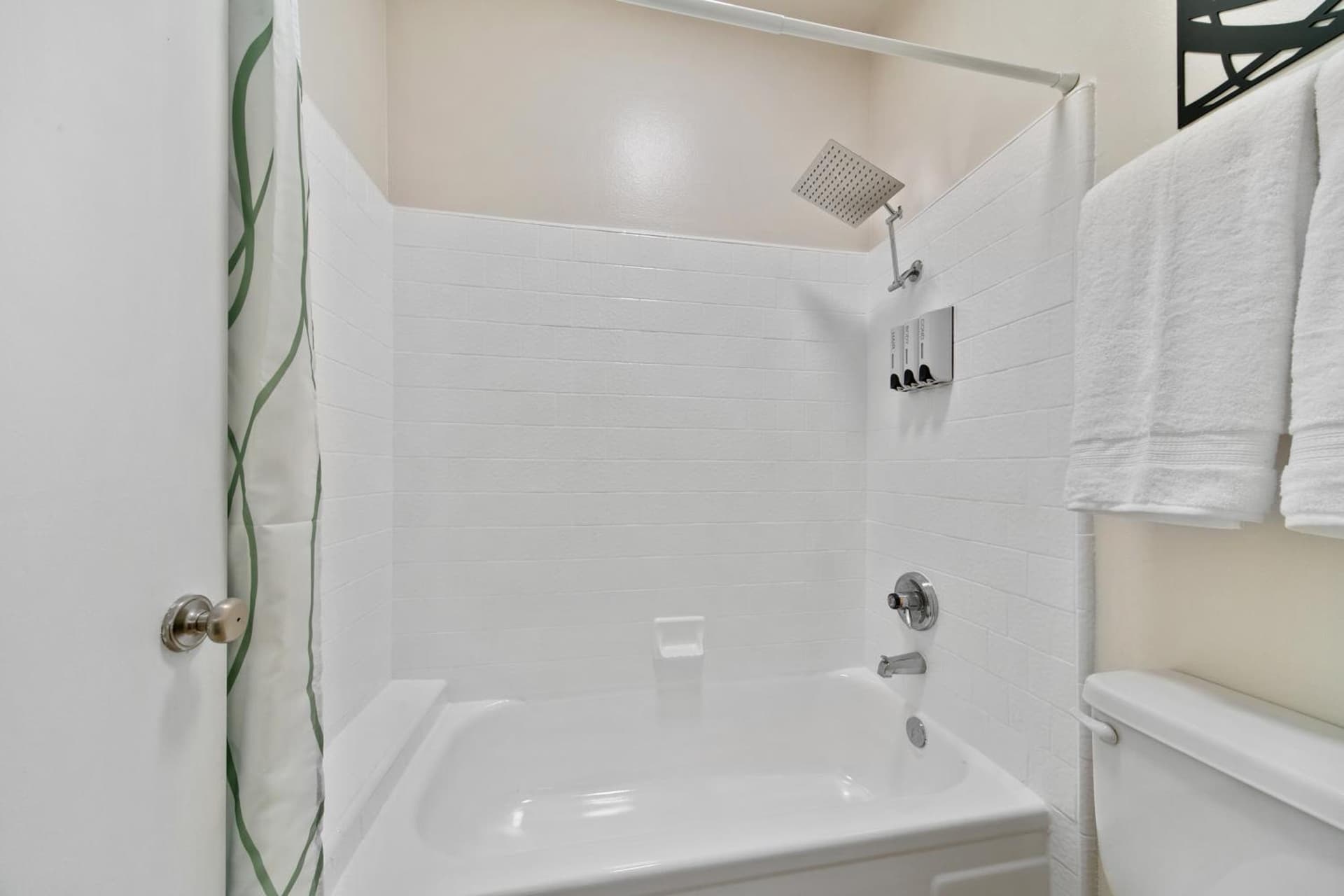 Beverly Hills Gem 1 BR Apt with Parking 218 interior in Los Angeles, CA — gallery photo 2