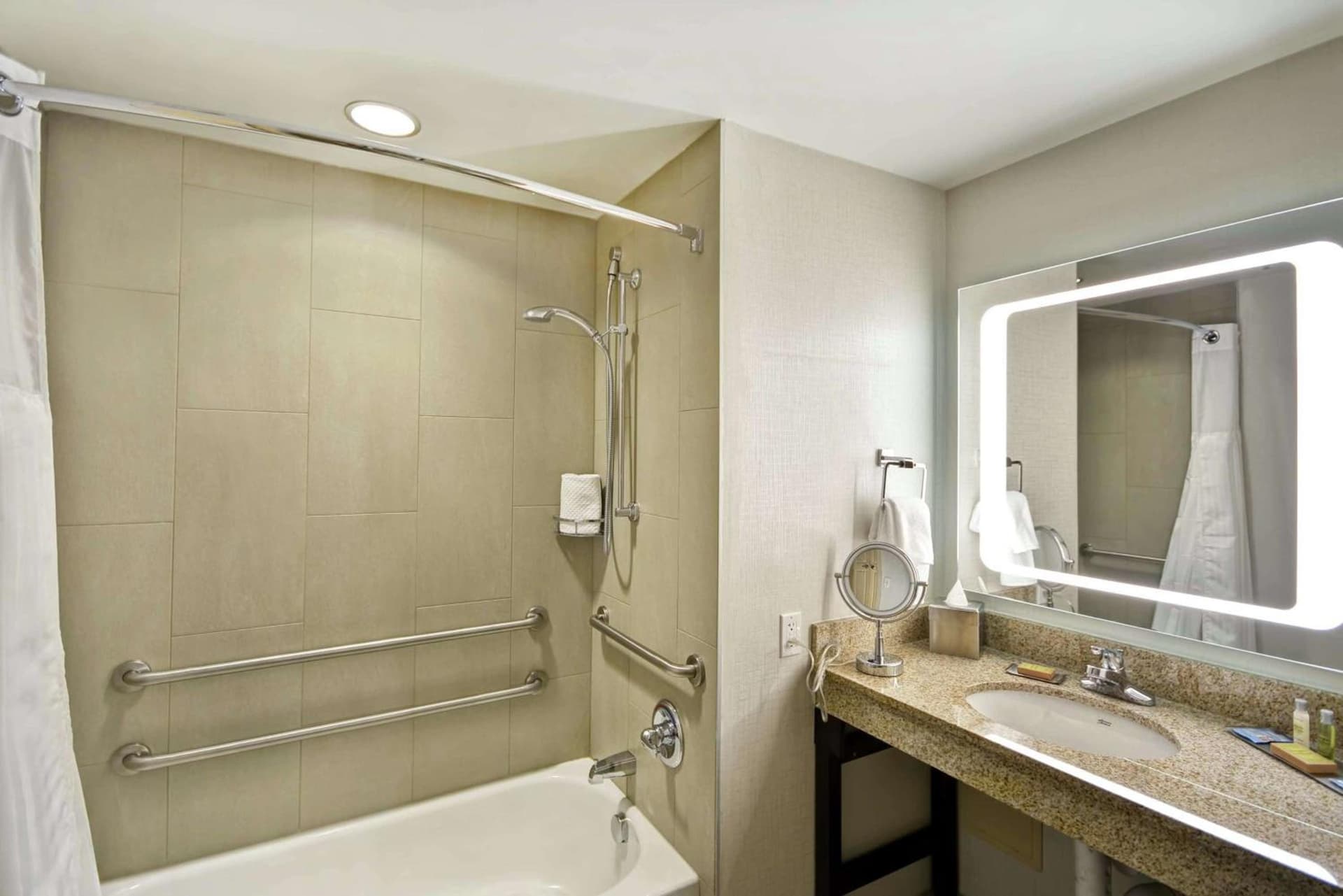 DoubleTree by Hilton Chicago Midway Airport, IL gallery photo in Bedford Park, IL — image 18