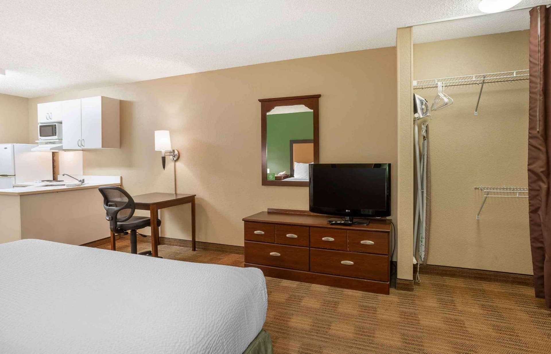 Extended Stay America Select Suites - Columbia - Stadium Blvd gallery photo in Columbia, MO — image 16