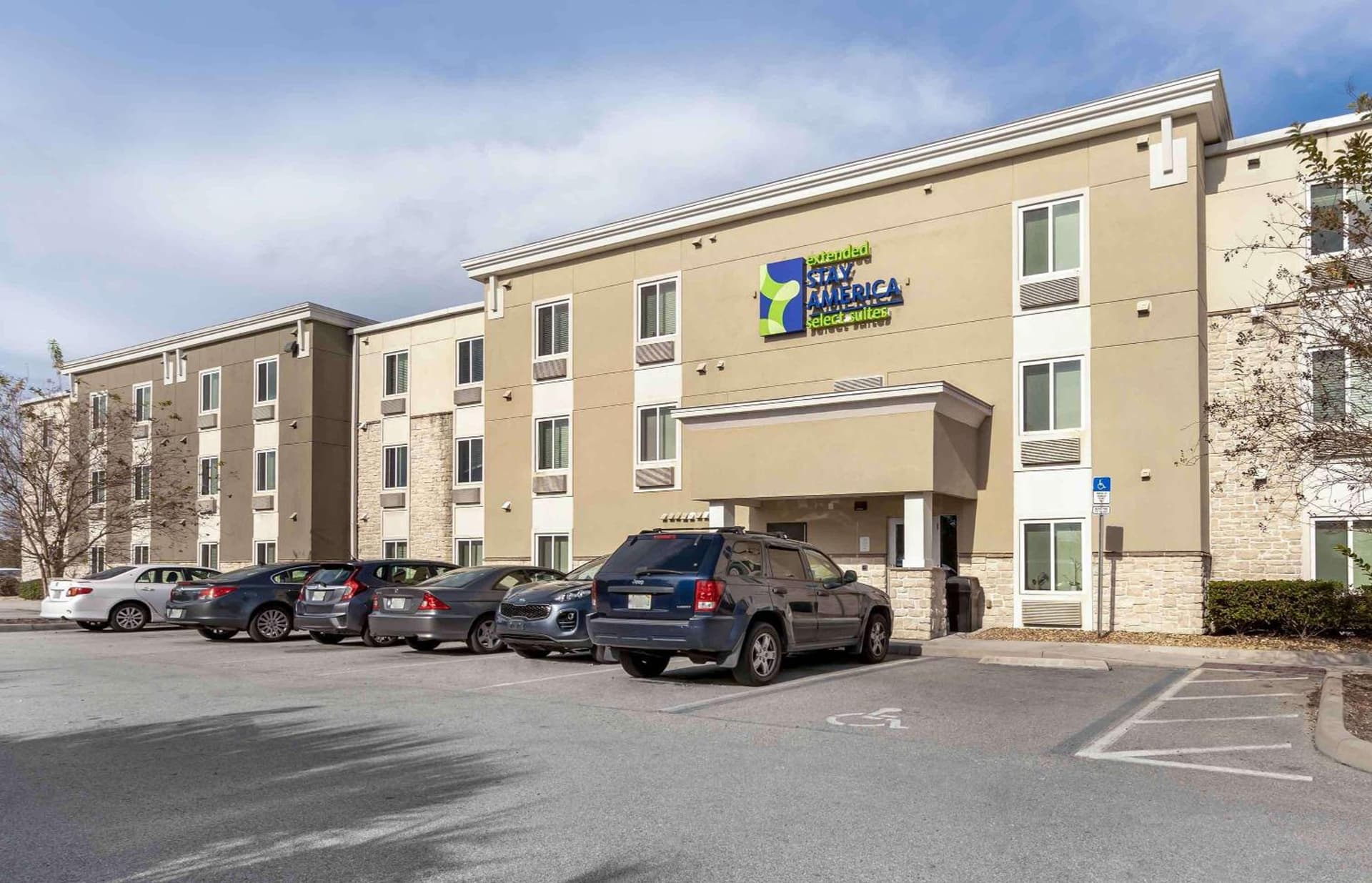 Extended Stay America Select Suites - Orlando - Airport featured exterior or lobby in Orlando, FL — similar hotel