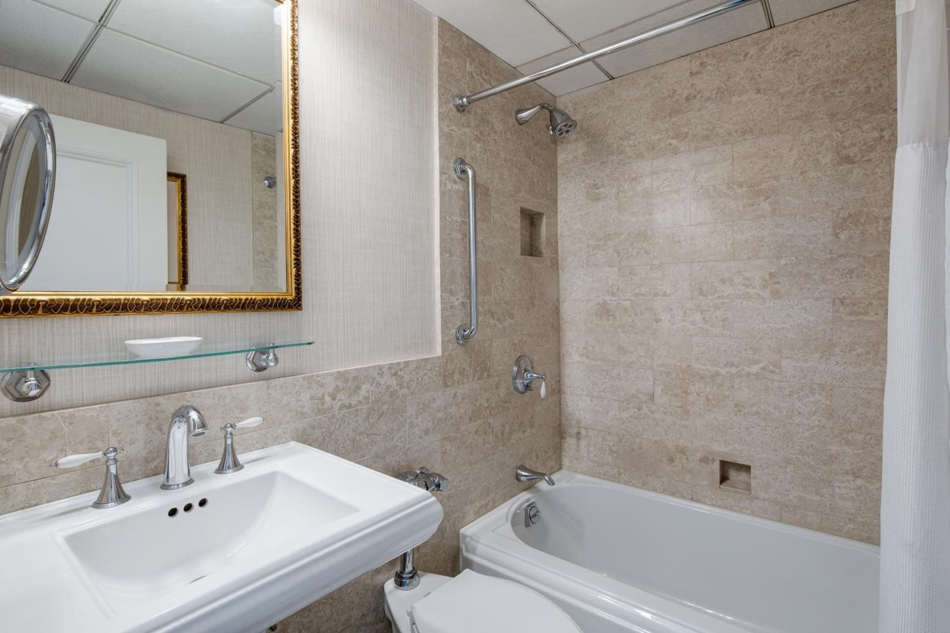 Amway Grand Plaza Hotel, Curio Collection by Hilton gallery photo in Grand Rapids, MI — image 128