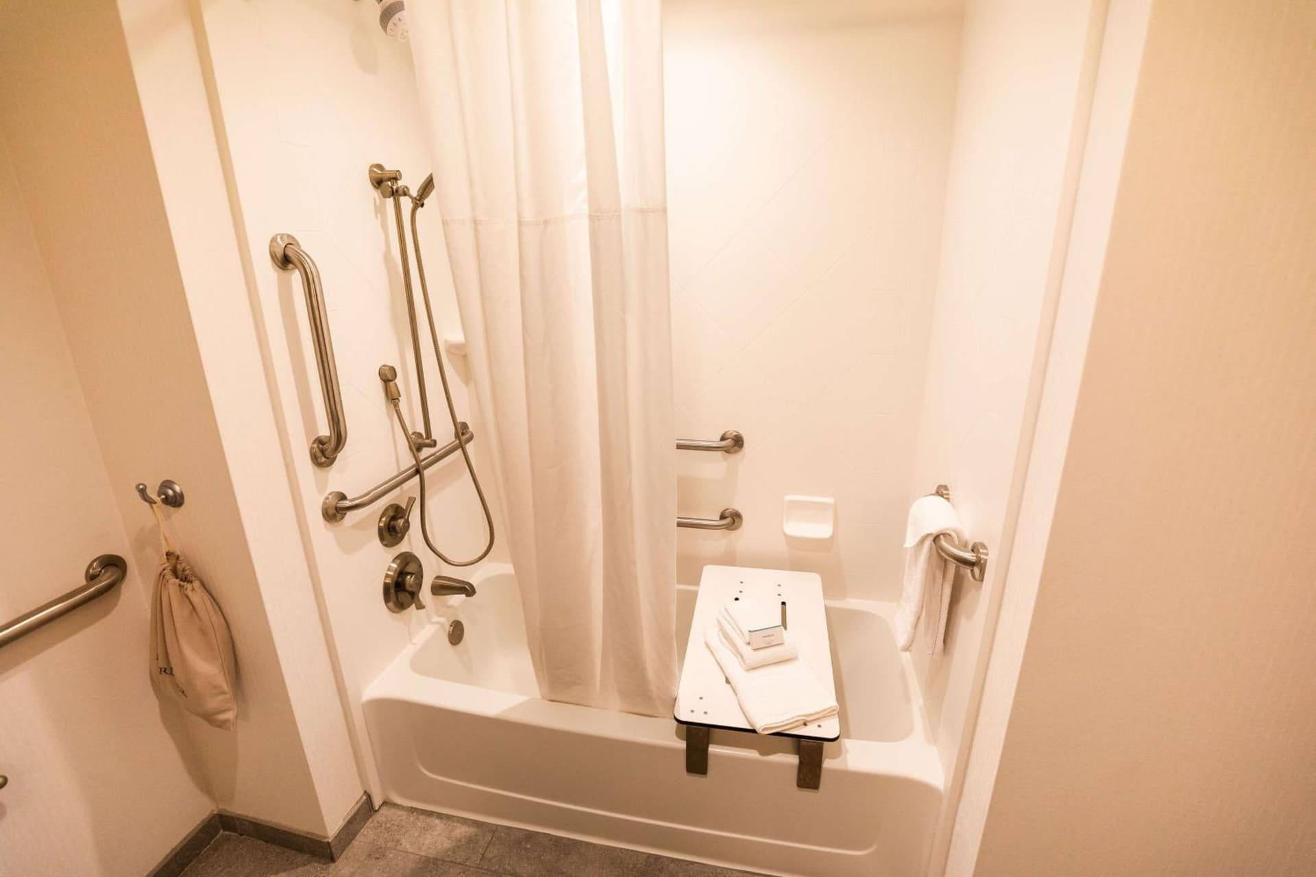 Hampton Inn & Suites Mishawaka/South Bend at Heritage Square gallery photo in South Bend, IN — image 14