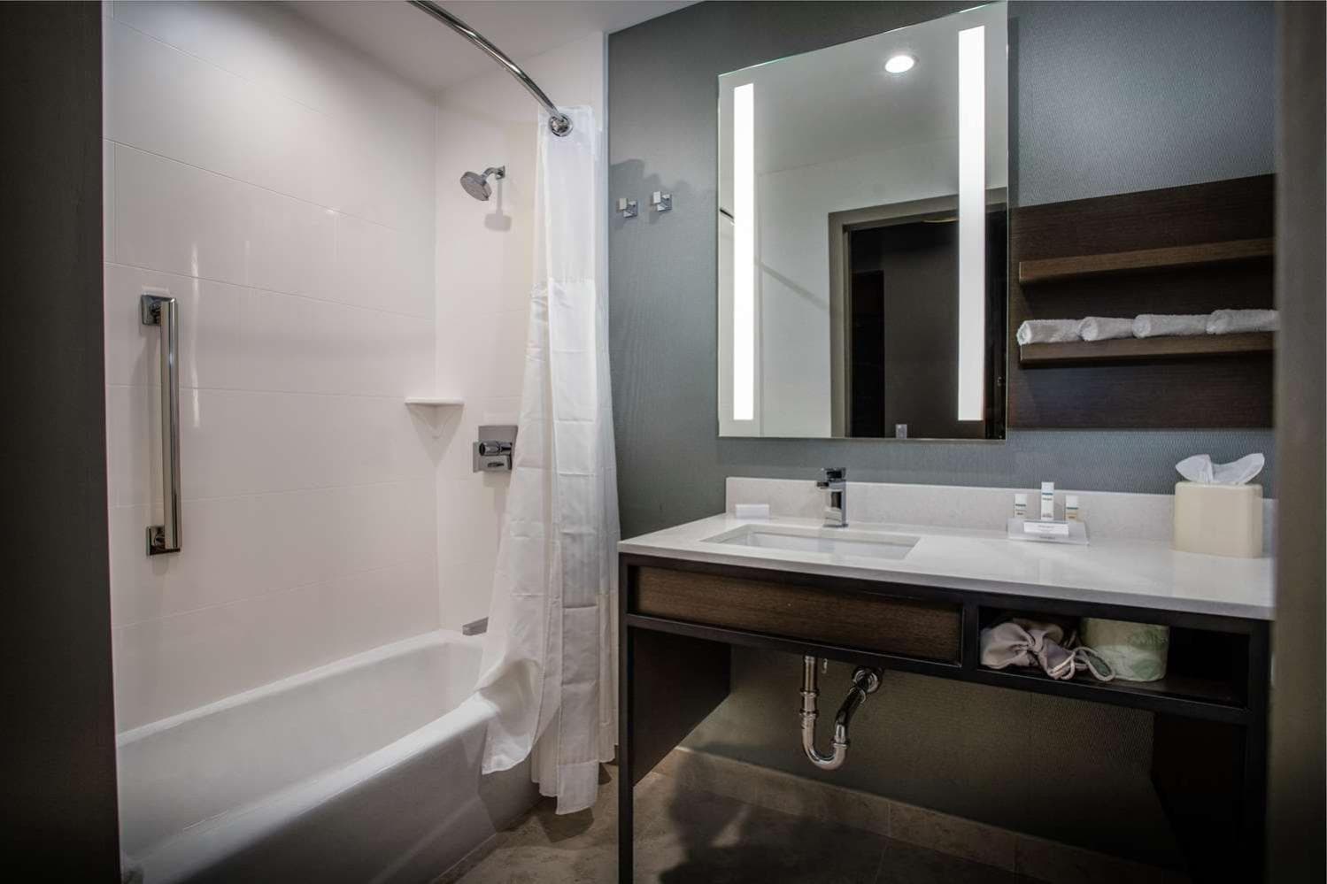 Hilton Garden Inn West Palm Beach I95 Outlets gallery photo in West Palm Beach, FL — image 12