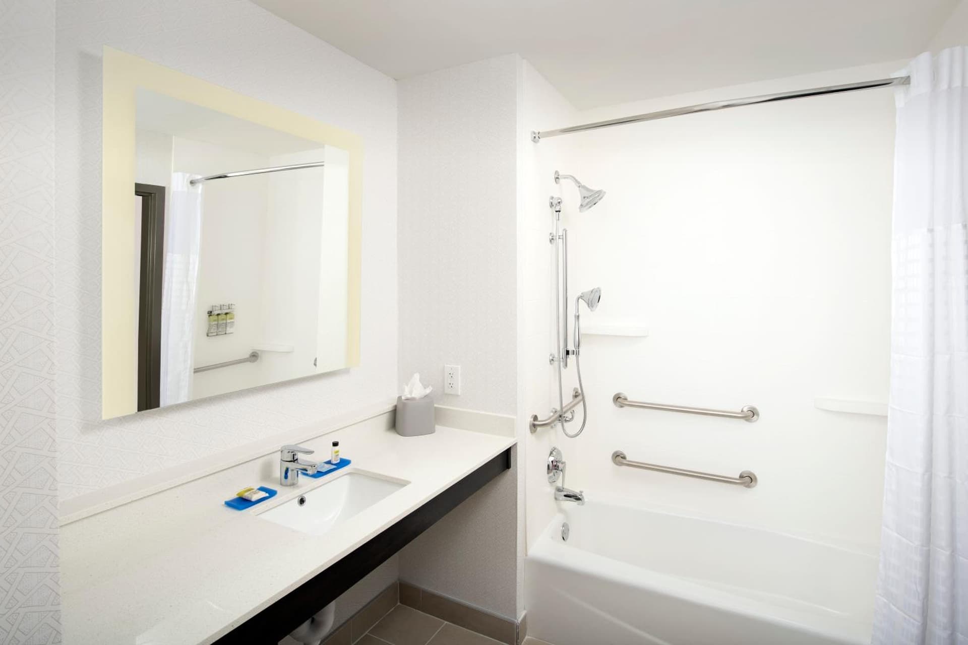 Holiday Inn Express Pensacola Downtown by IHG property views in Pensacola, FL — gallery photo 3