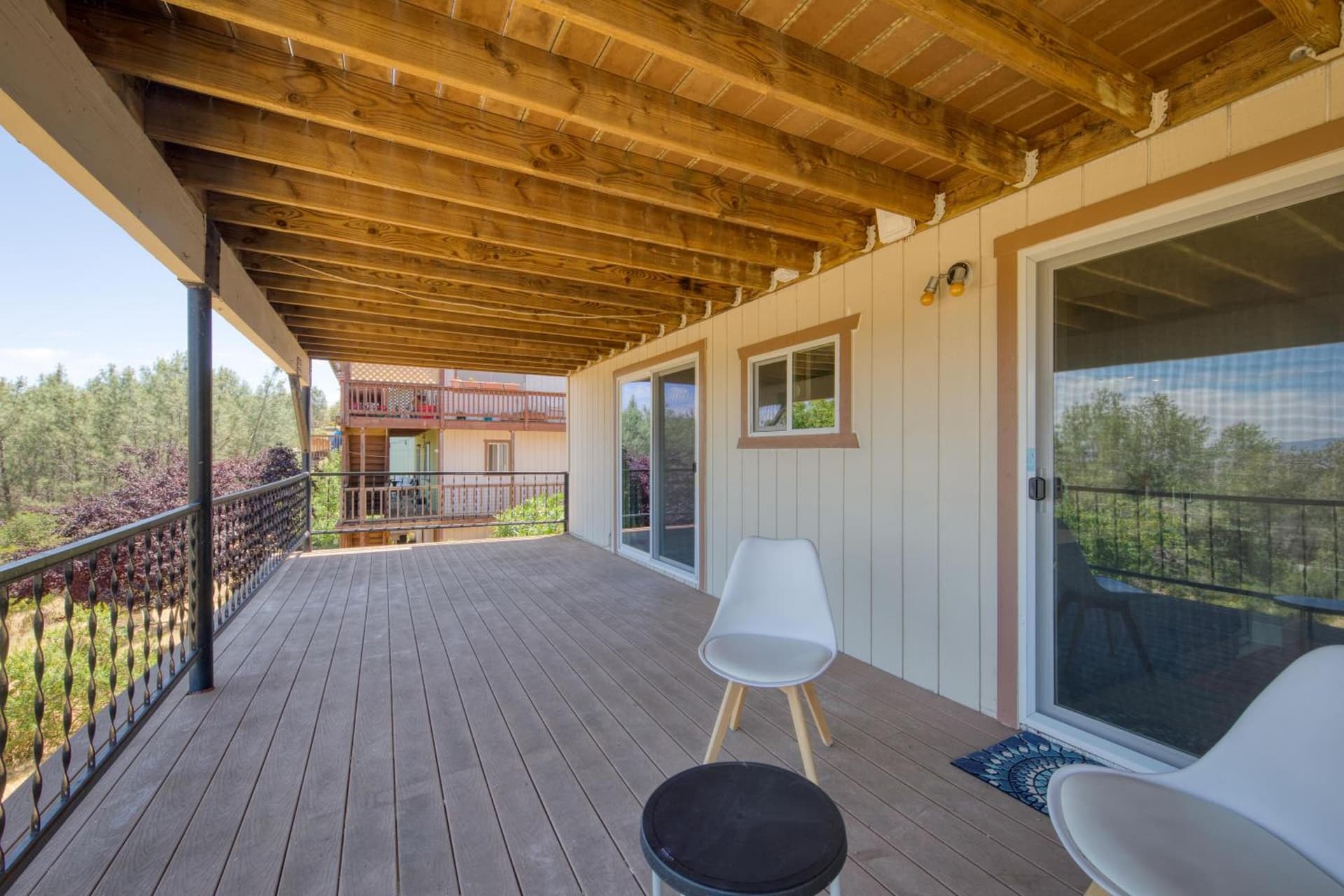 Stylish & Cozy ~ Stunning Lake Views ~ Royal Beds interior in Kelseyville, CA — gallery photo 2