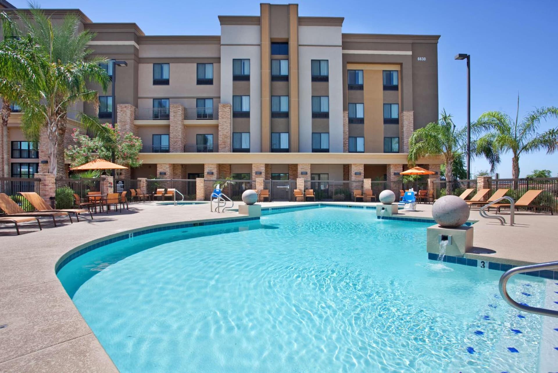 Hampton Inn & Suites Phoenix Glendale-Westgate gallery photo in Glendale, AZ — image 11