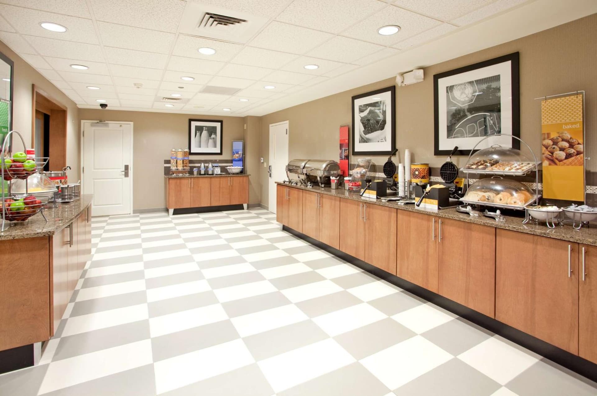Hampton Inn & Suites Phoenix Glendale-Westgate gallery photo in Glendale, AZ — image 12