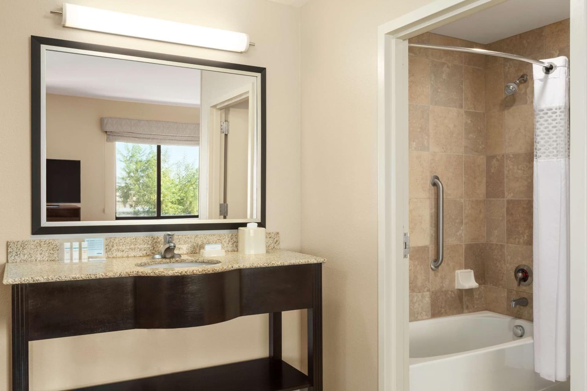 Hampton Inn & Suites Phoenix Glendale-Westgate gallery photo in Glendale, AZ — image 36