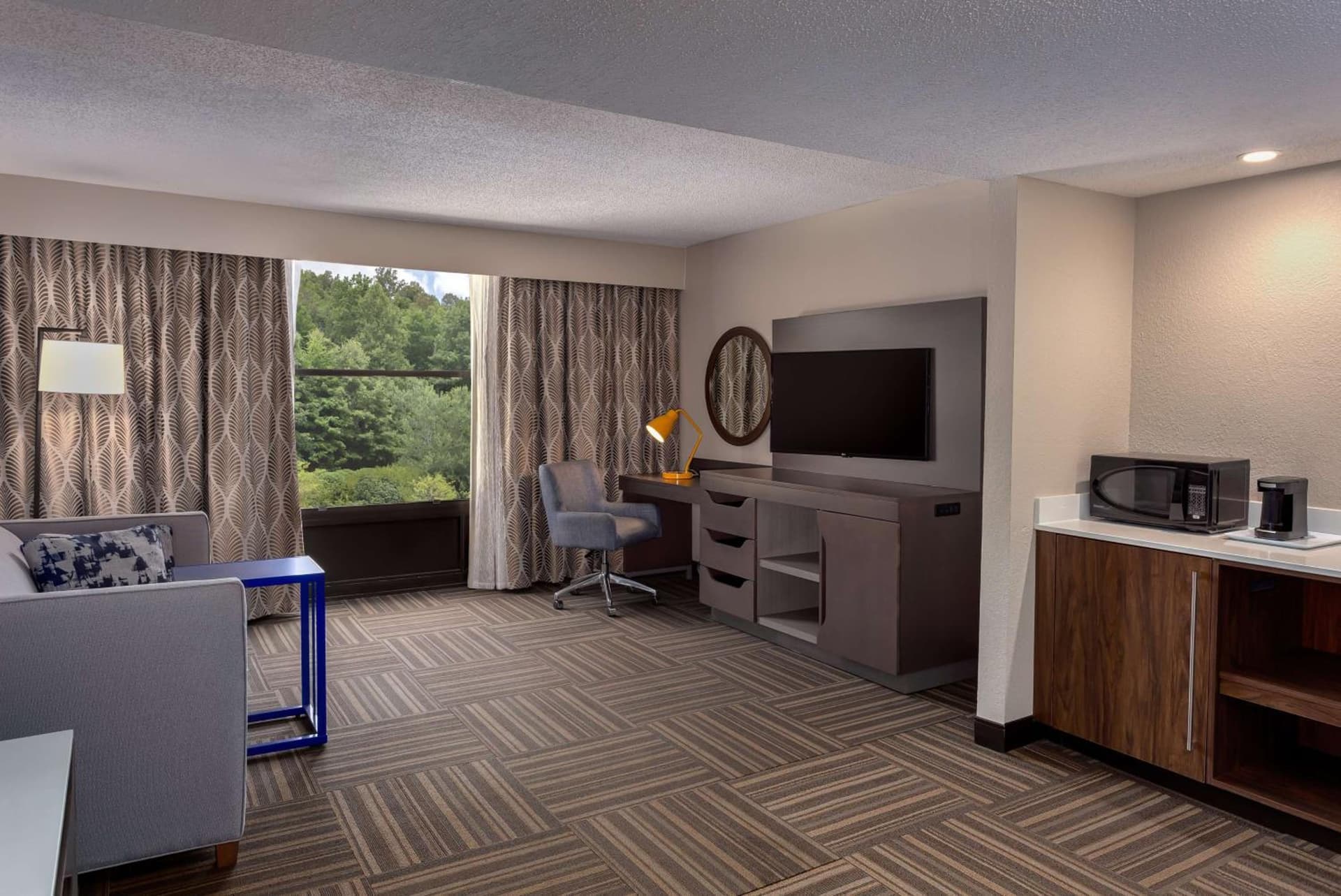 Hampton Inn Bristol interior in Bristol, TN — gallery photo 2