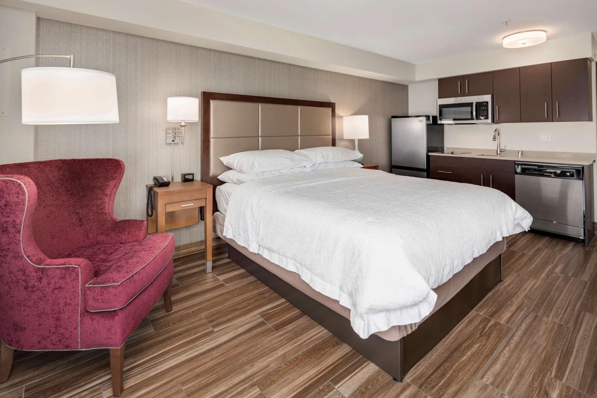 Hampton Inn & Suites Seattle North/Lynnwood interior in Lynnwood, WA — gallery photo 2