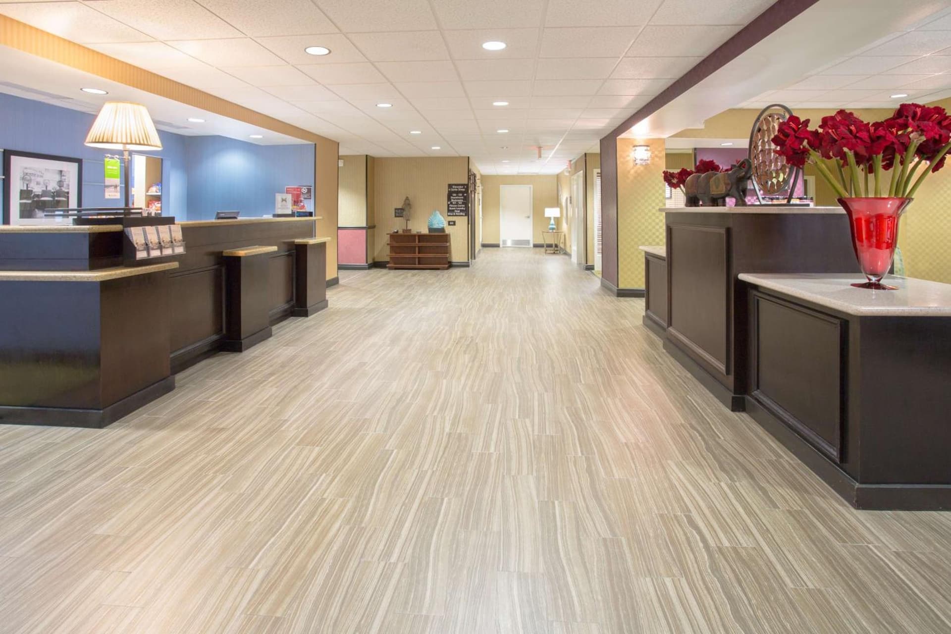Hampton Inn Santa Rosa interior in Santa Rosa, NM — gallery photo 2