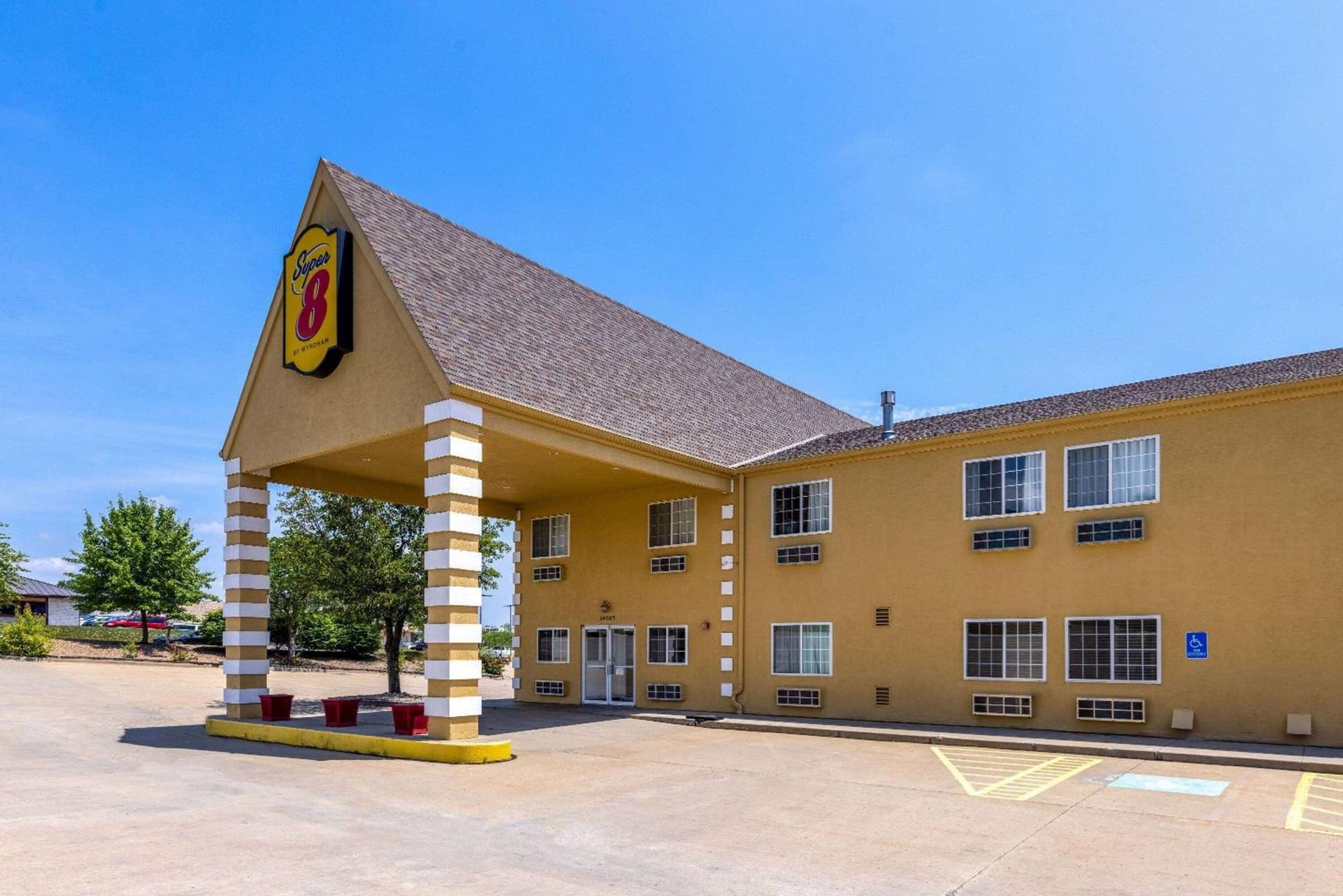 Super 8 by Wyndham De Soto featured exterior or lobby in De Soto, KS — similar hotel