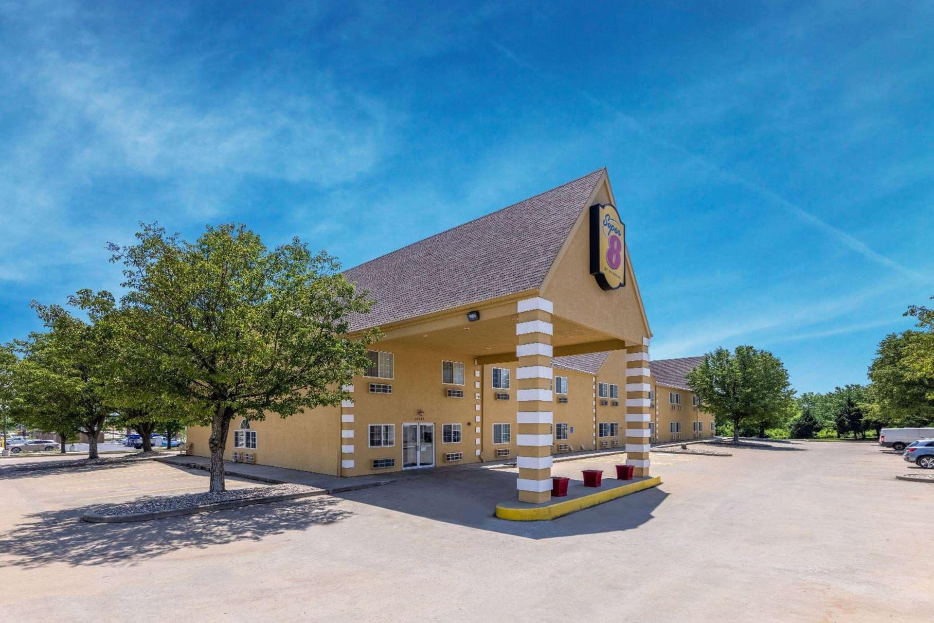 Super 8 by Wyndham De Soto interior in De Soto, KS — gallery photo 2