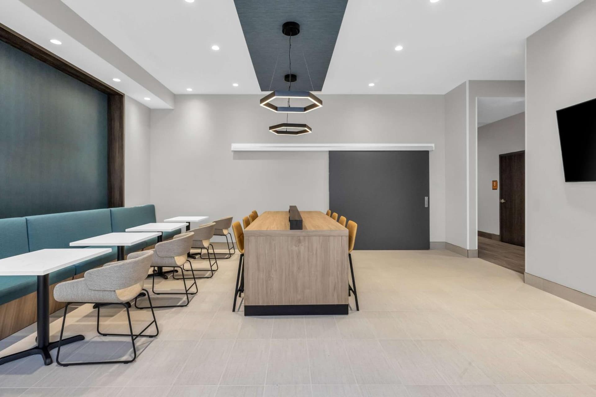La Quinta Inn & Suites by Wyndham San Jose Airport-Downtown gallery photo in San Jose, CA — image 13