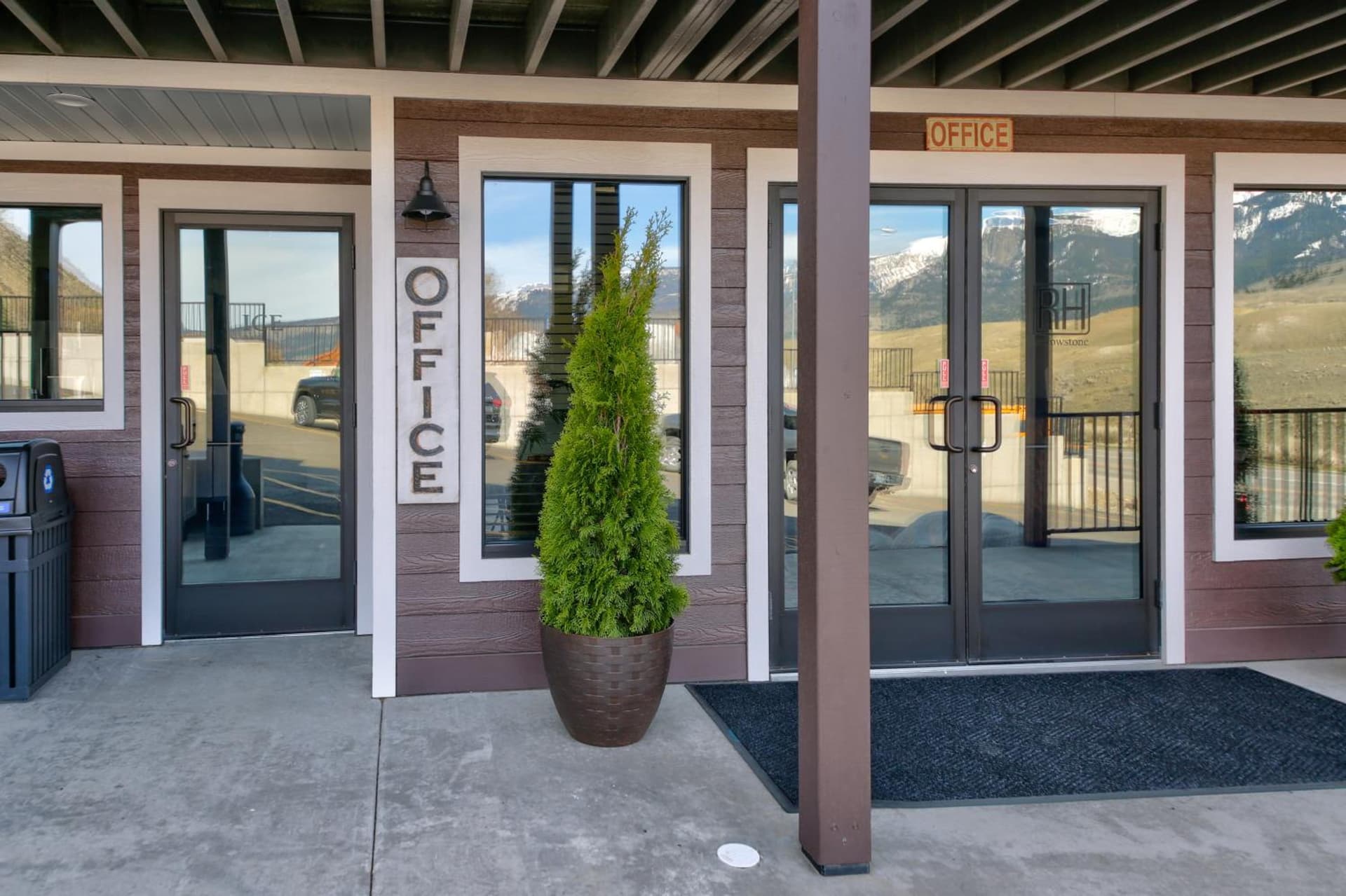 Roosevelt Hotel & Cabins - Yellowstone interior in Gardiner, MT — gallery photo 2